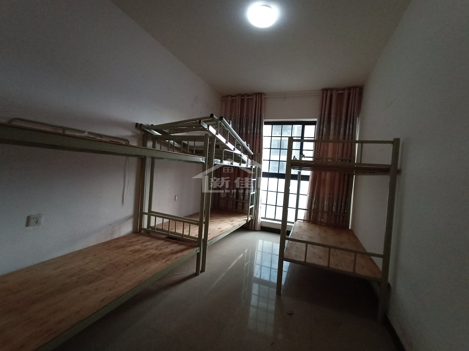 逸臣广场 3室2厅2卫 2500.0元/月 逸臣广场 3室2厅2卫 2500.0元/月室内图