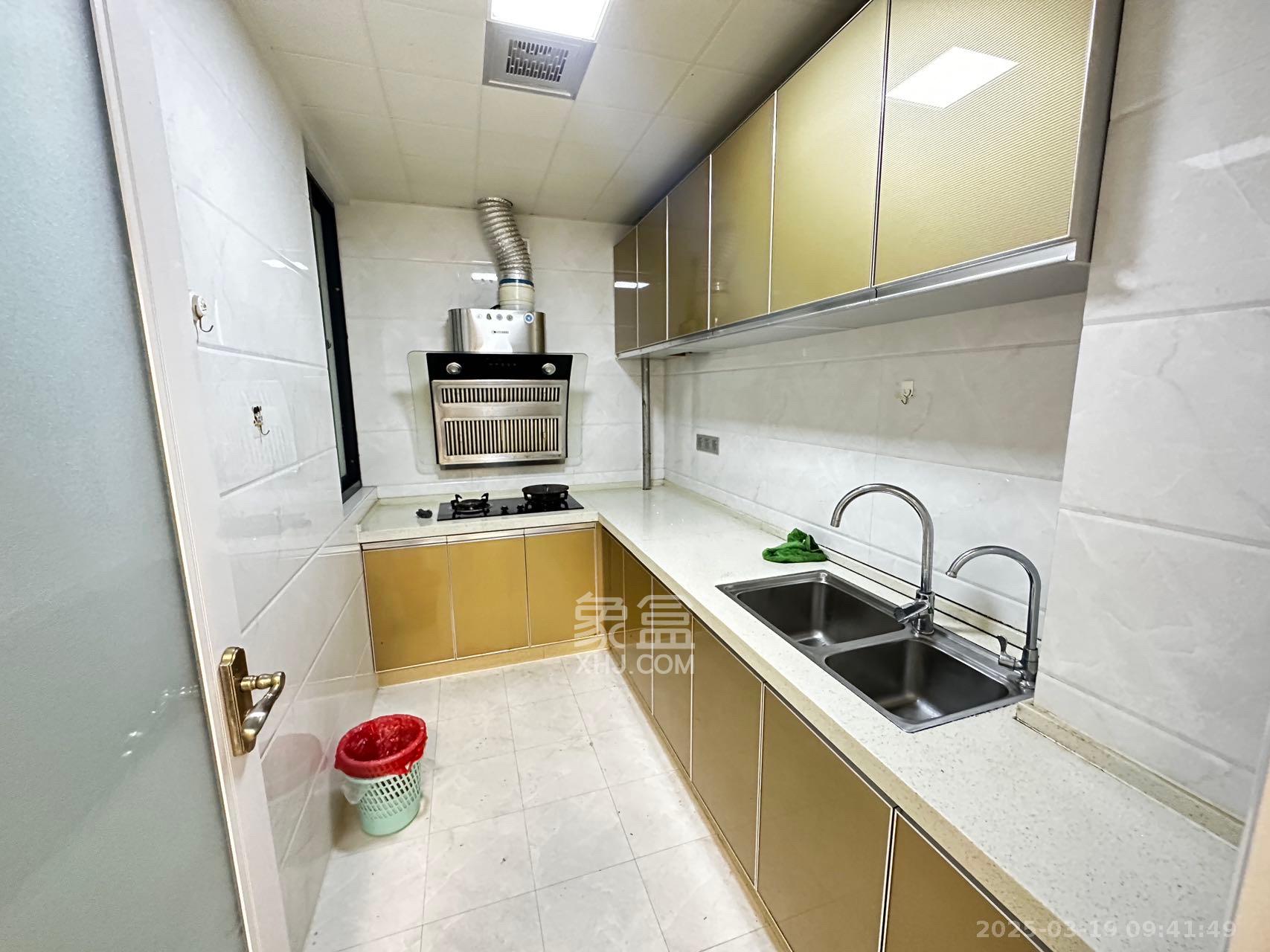 东方名苑臻锦园 2室2厅1卫 54.8万 东方名苑臻锦园 2室2厅1卫 54.8万客厅