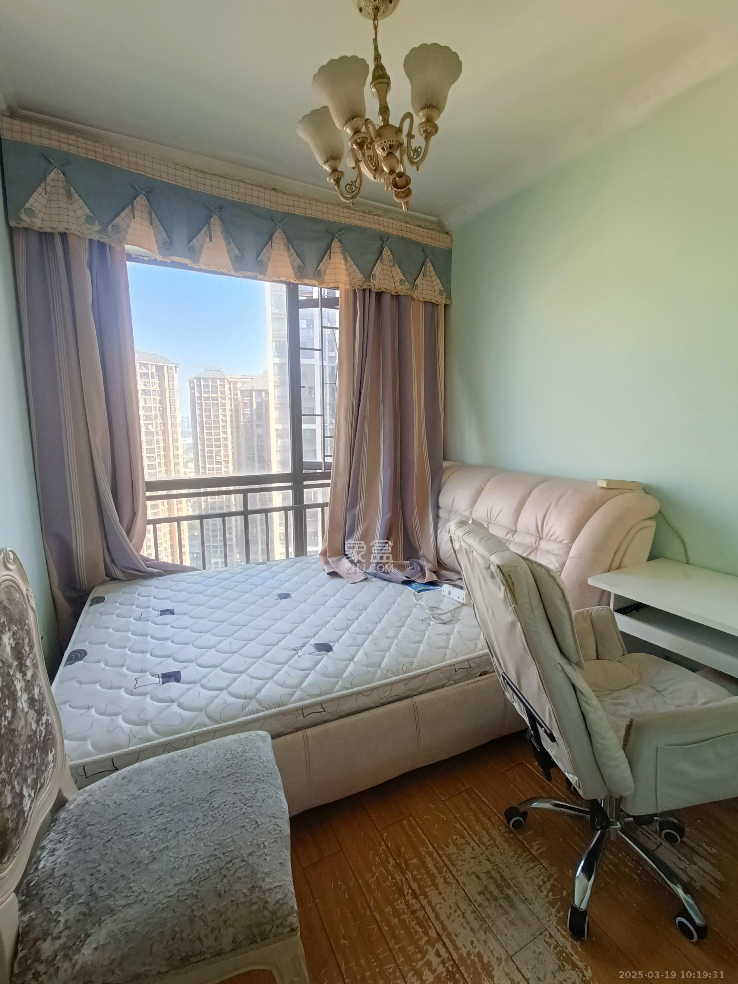 旭辉华庭 3室2厅2卫 2200.0元/月 旭辉华庭 3室2厅2卫 2200.0元/月室内图