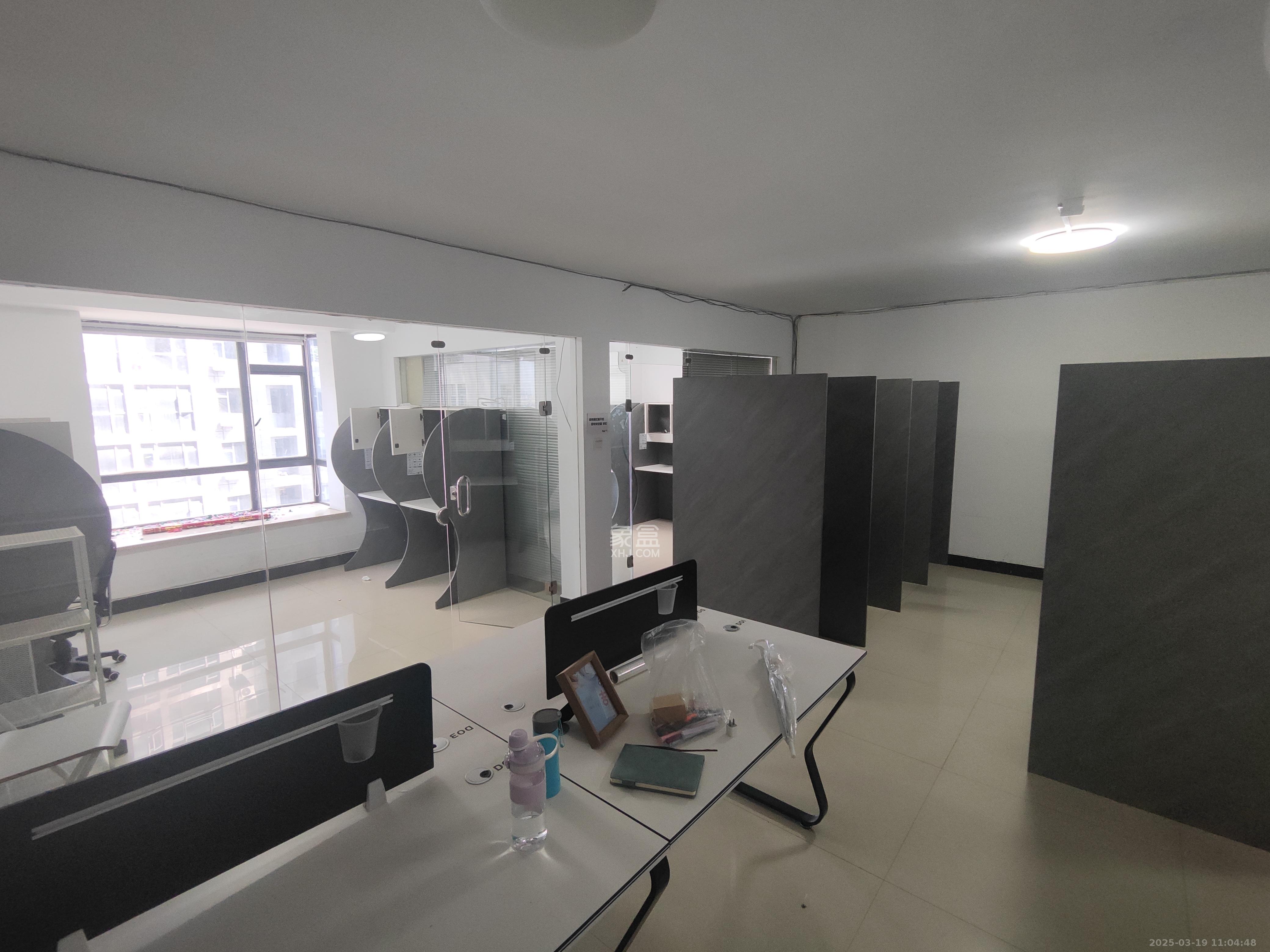 新时代广场  2室1厅1卫    2600.0元/月室内图