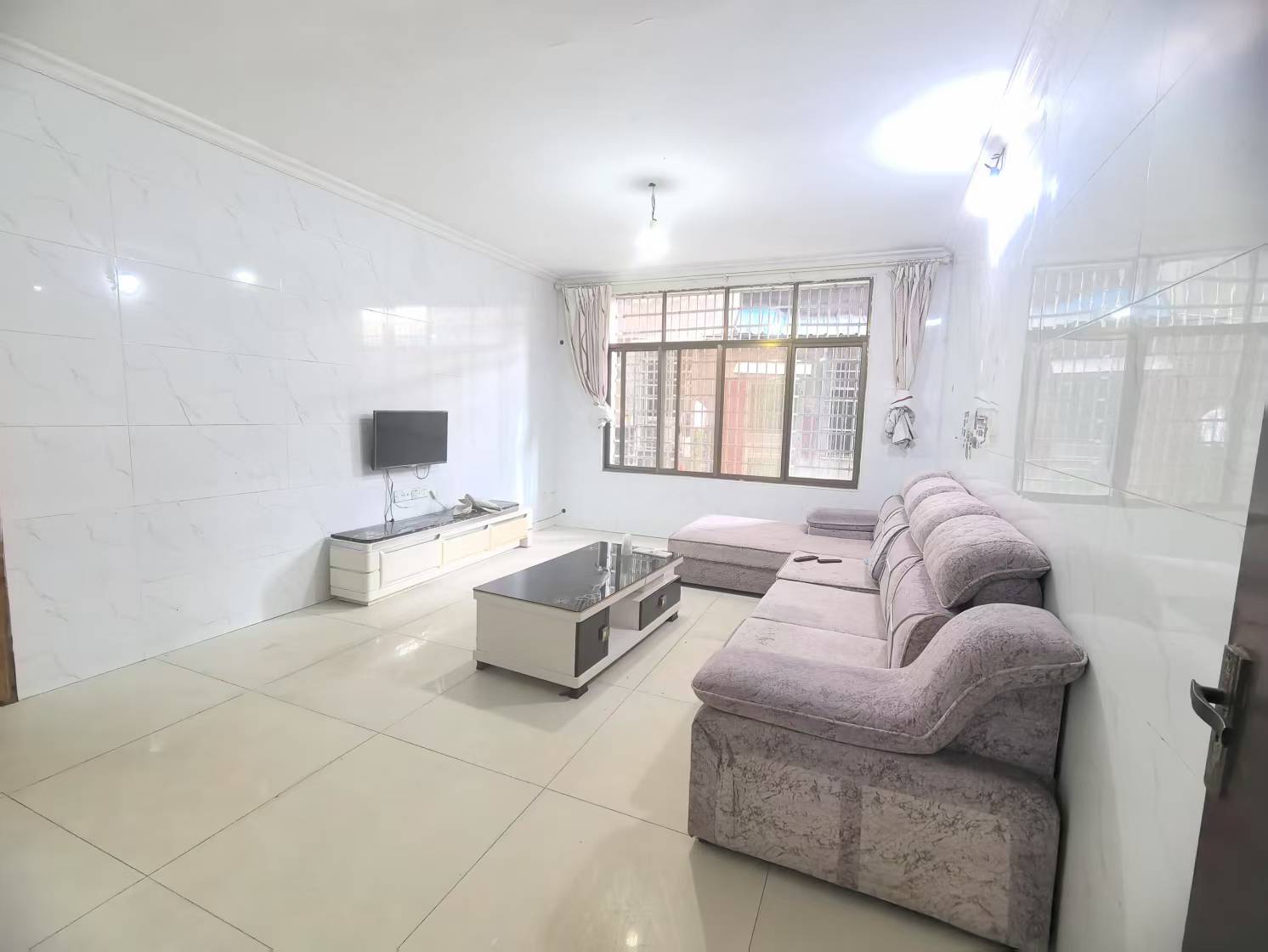 幸福小区 3室2厅2卫 850.0元/月 幸福小区 3室2厅2卫 850.0元/月室内图