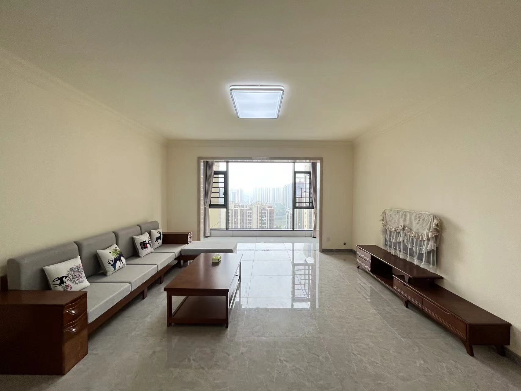 华耀碧桂园十里江湾誉峯 4室2厅2卫 2700.0元/月 华耀碧桂园十里江湾誉峯 4室2厅2卫 2700.0元/月室内图