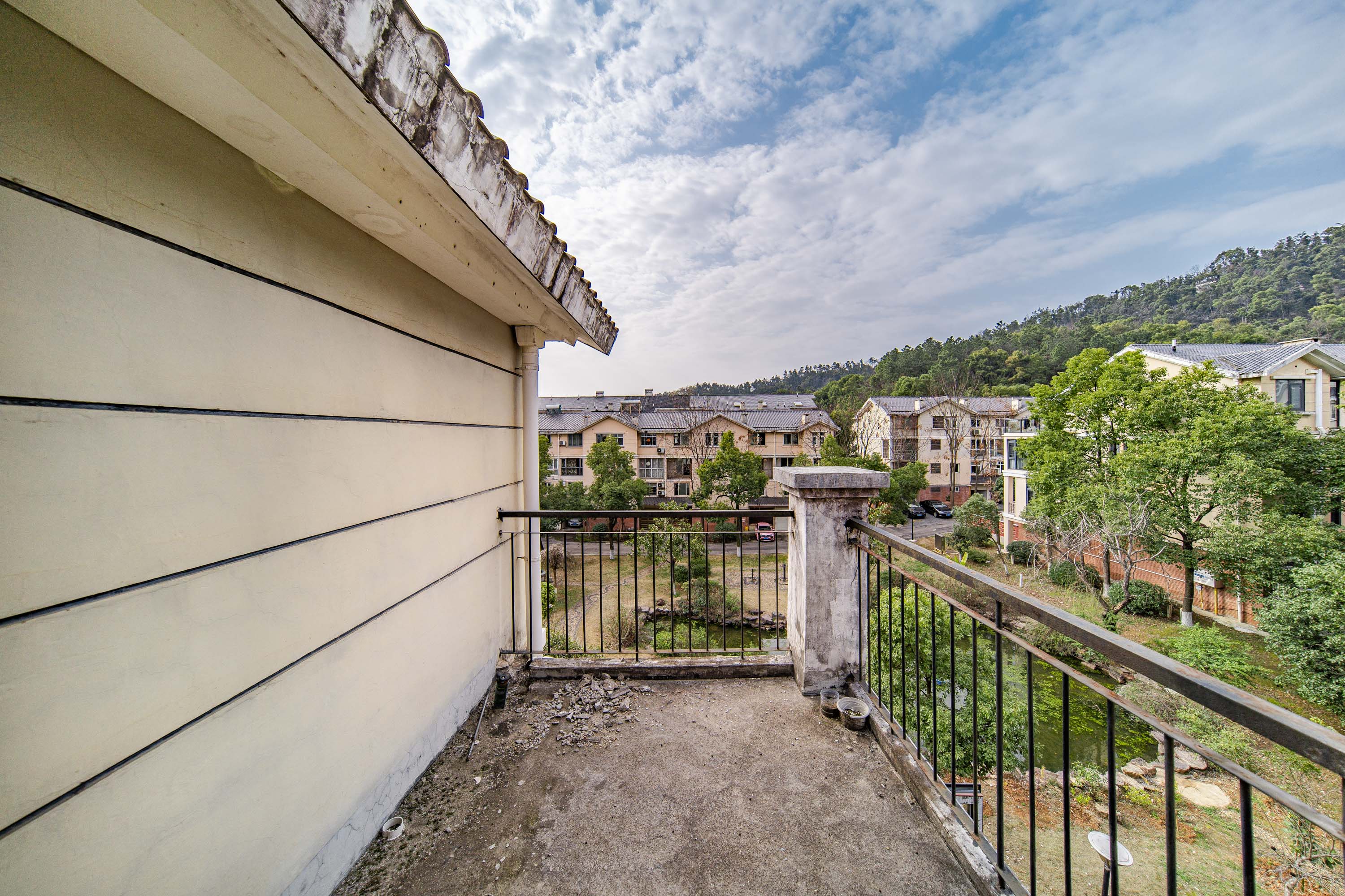 中天山语林居 5室3厅3卫 268.0万 中天山语林居 5室3厅3卫 268.0万阳台