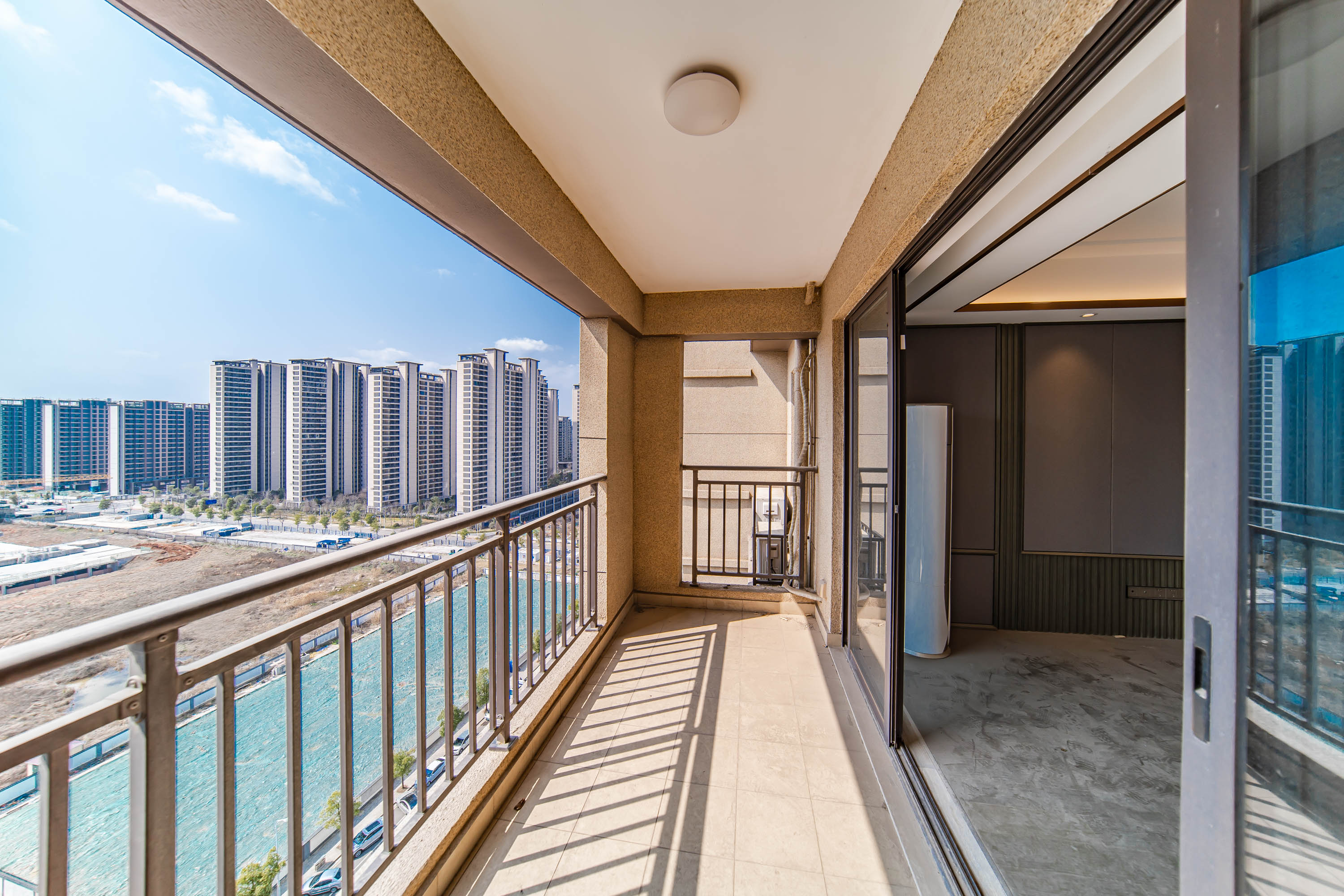 华申阳光城未来悦  4室2厅2卫   173.80万阳台