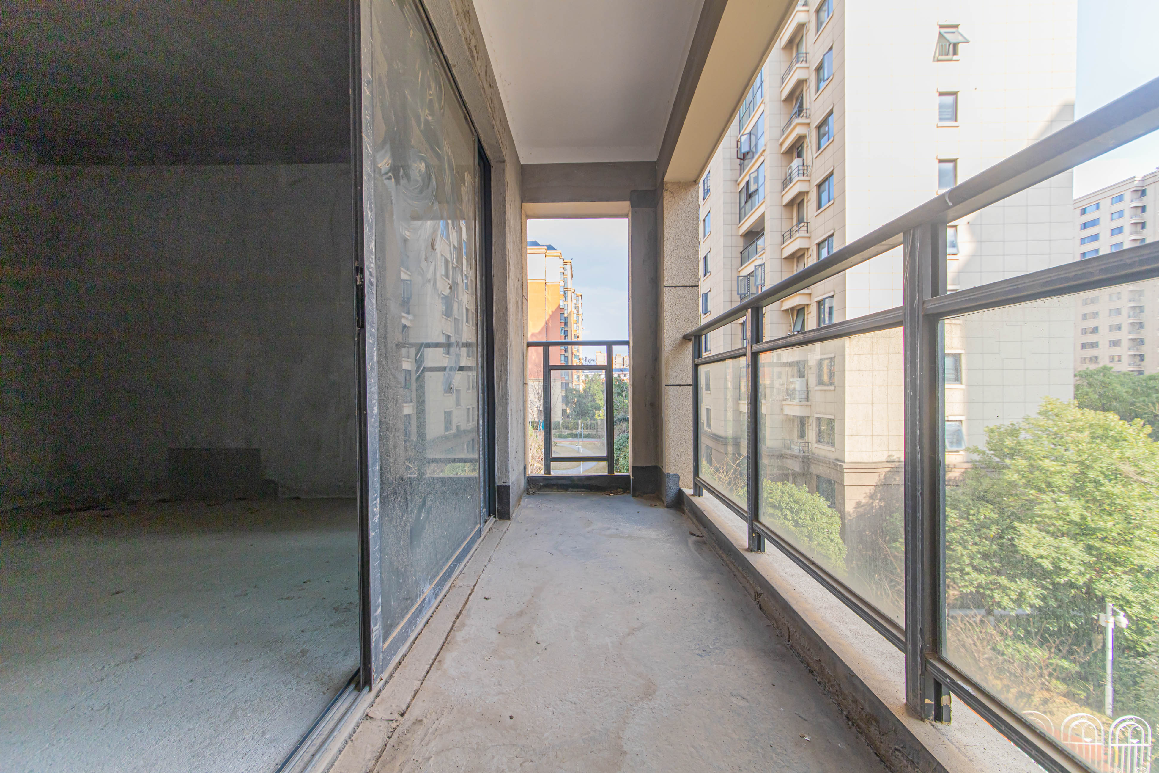 鑫远玲珑  4室2厅2卫   125.00万 鑫远玲珑  4室2厅2卫   125.00万阳台