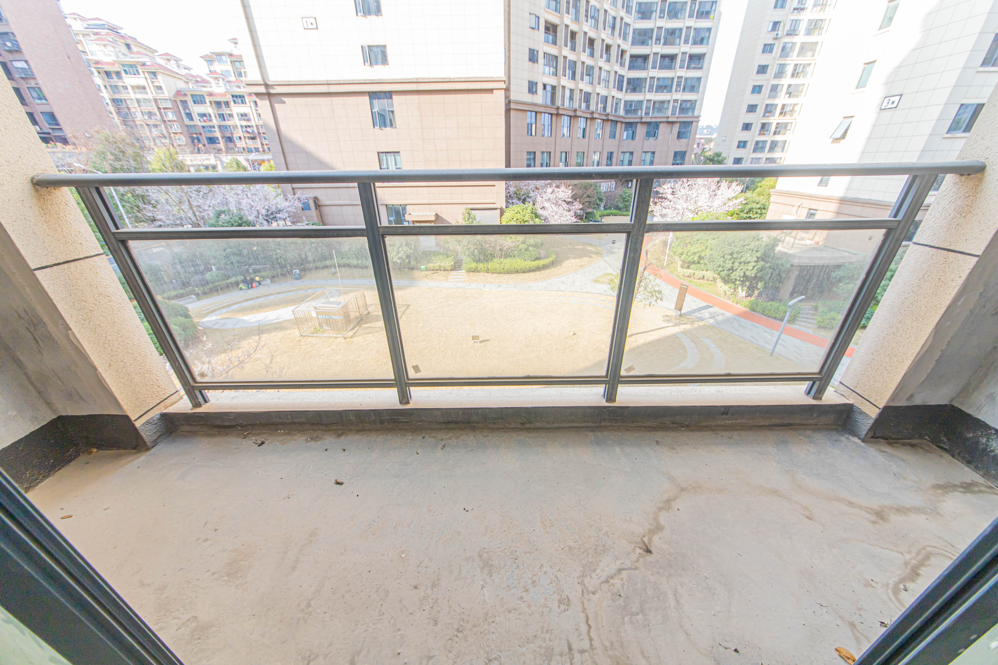 鑫远玲珑  4室2厅2卫   125.00万 鑫远玲珑  4室2厅2卫   125.00万阳台