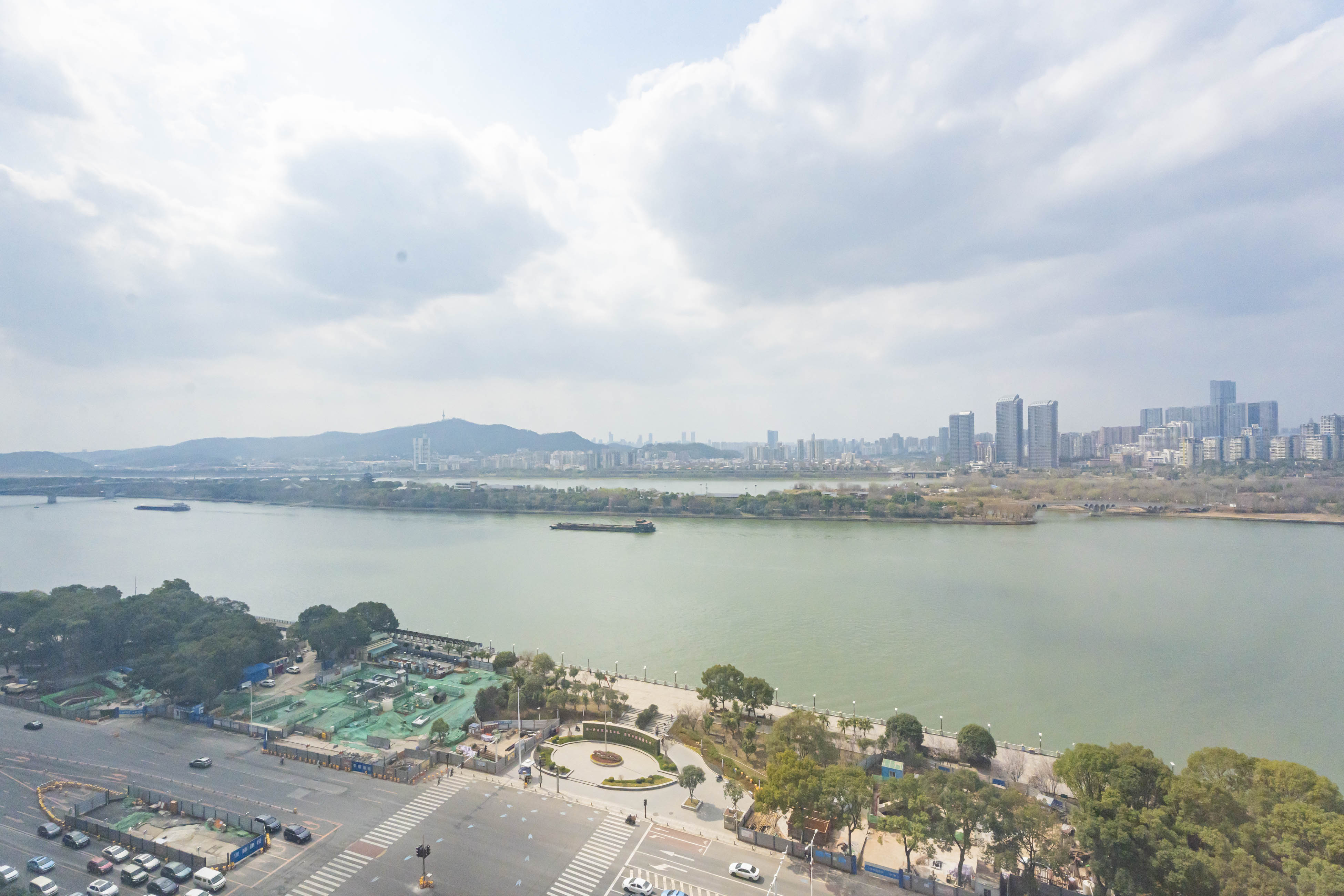 欧陆经典  3室2厅2卫   200.00万阳台