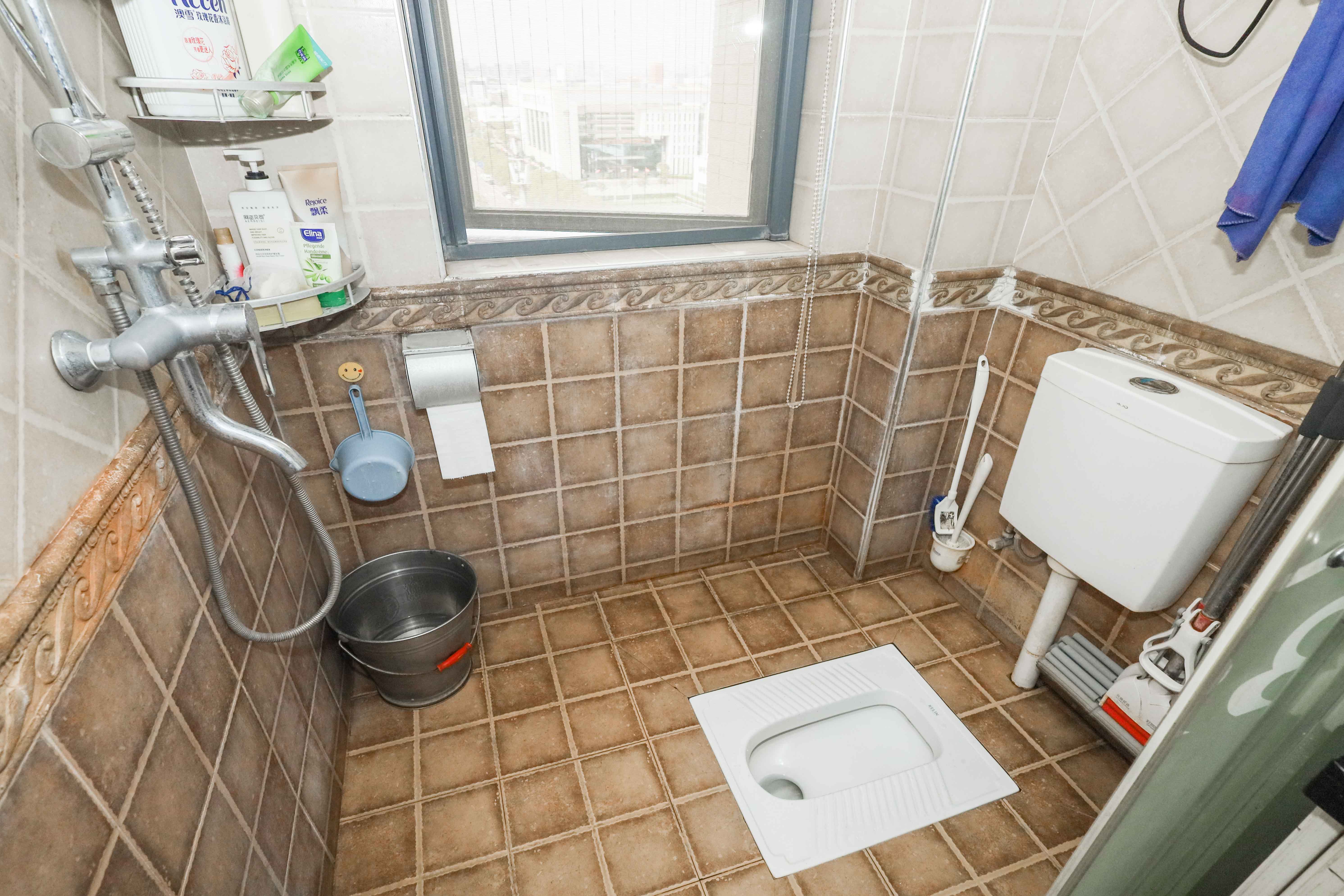 保利麓谷林语C区  3室2厅1卫   120.00万卫生间
