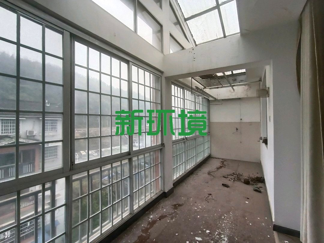 幸福阳光小区  6室2厅2卫   80.00万客厅