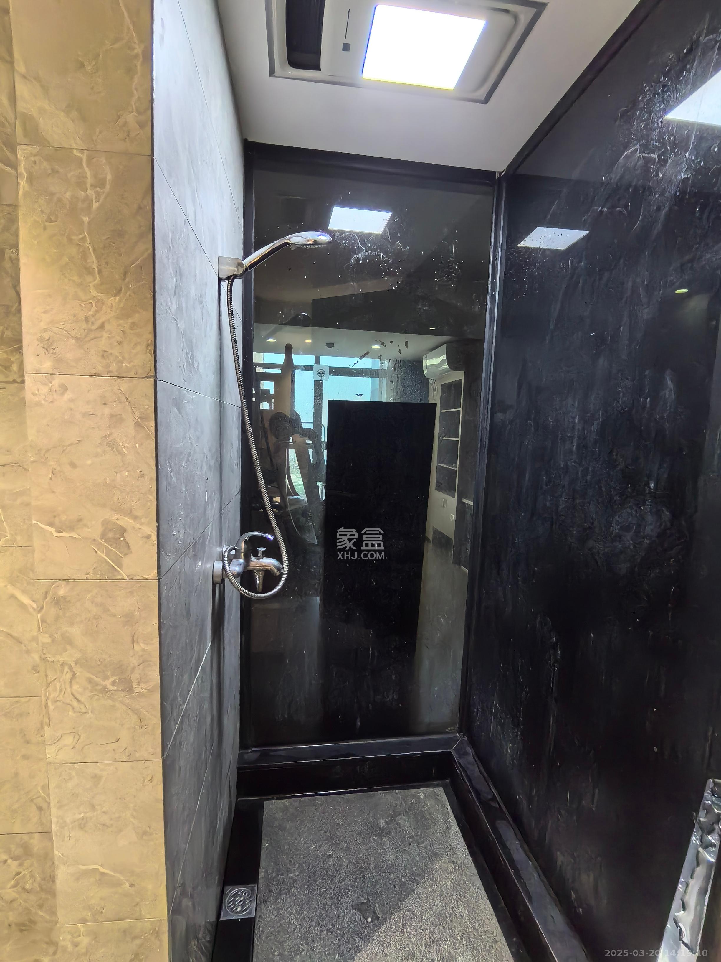 紫鑫御湖湾  1室0厅1卫   1200.00元/月室内图