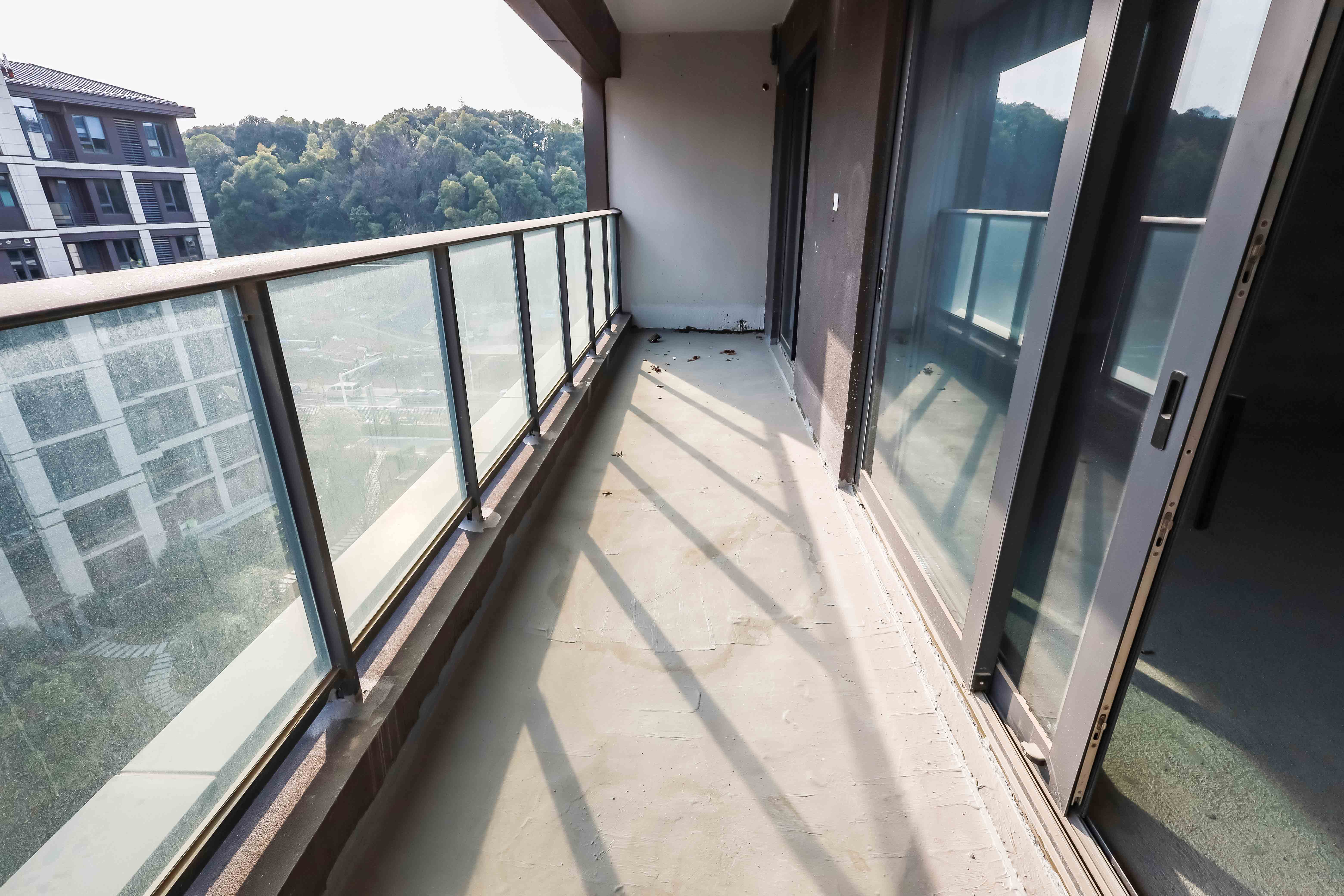 招商雍山湖  4室2厅2卫   396.00万阳台