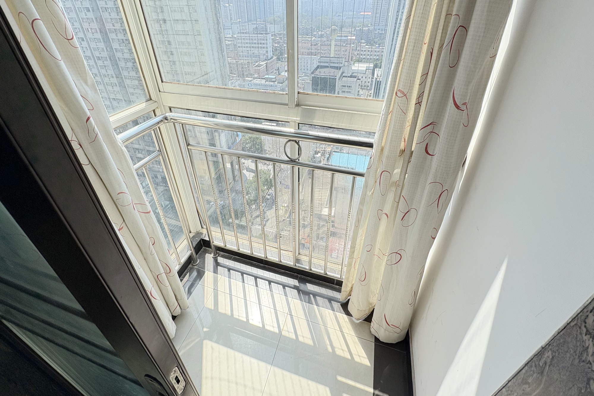 新楚天扶华庭  3室2厅2卫   128.80万阳台