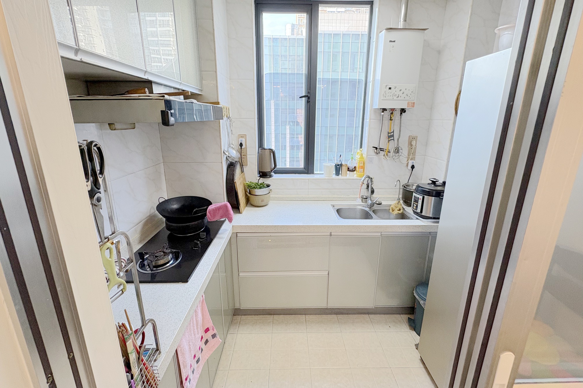 凯通国际城(凯通朝庭)  3室2厅1卫    120.0万 凯通国际城(凯通朝庭)  3室2厅1卫    120.0万厨房