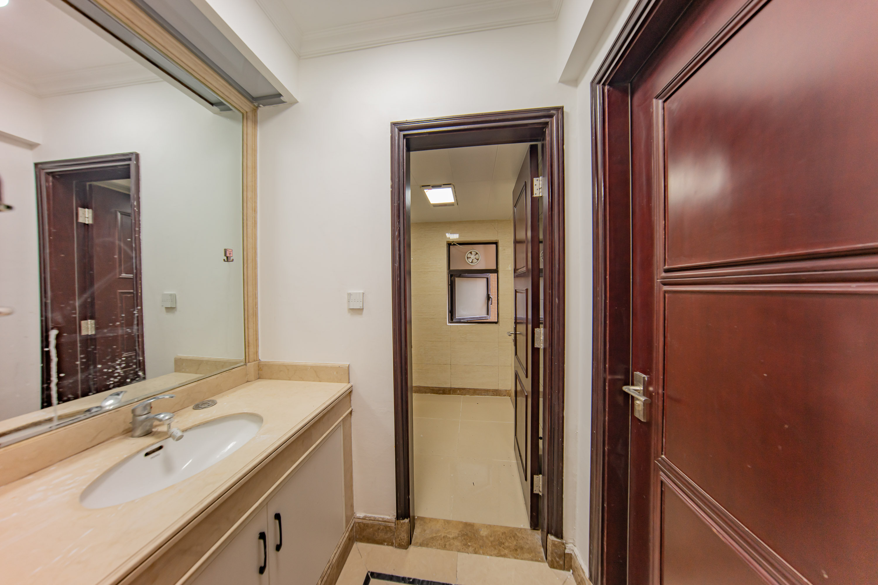 中海国际一期  3室2厅1卫    78.0万卫生间