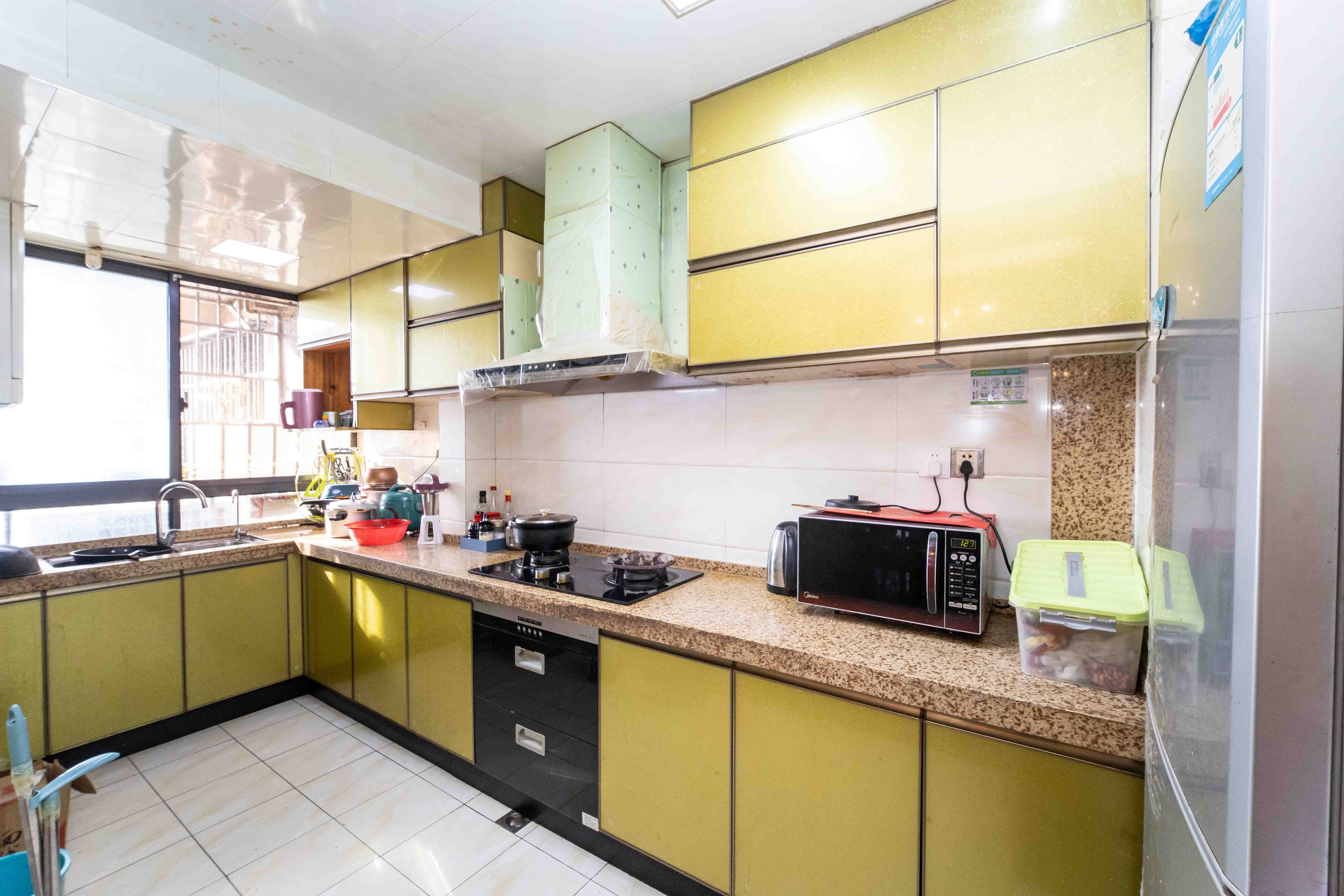 红橡华园(菲莎公馆)  3室2厅2卫    125.0万 红橡华园(菲莎公馆)  3室2厅2卫    125.0万厨房