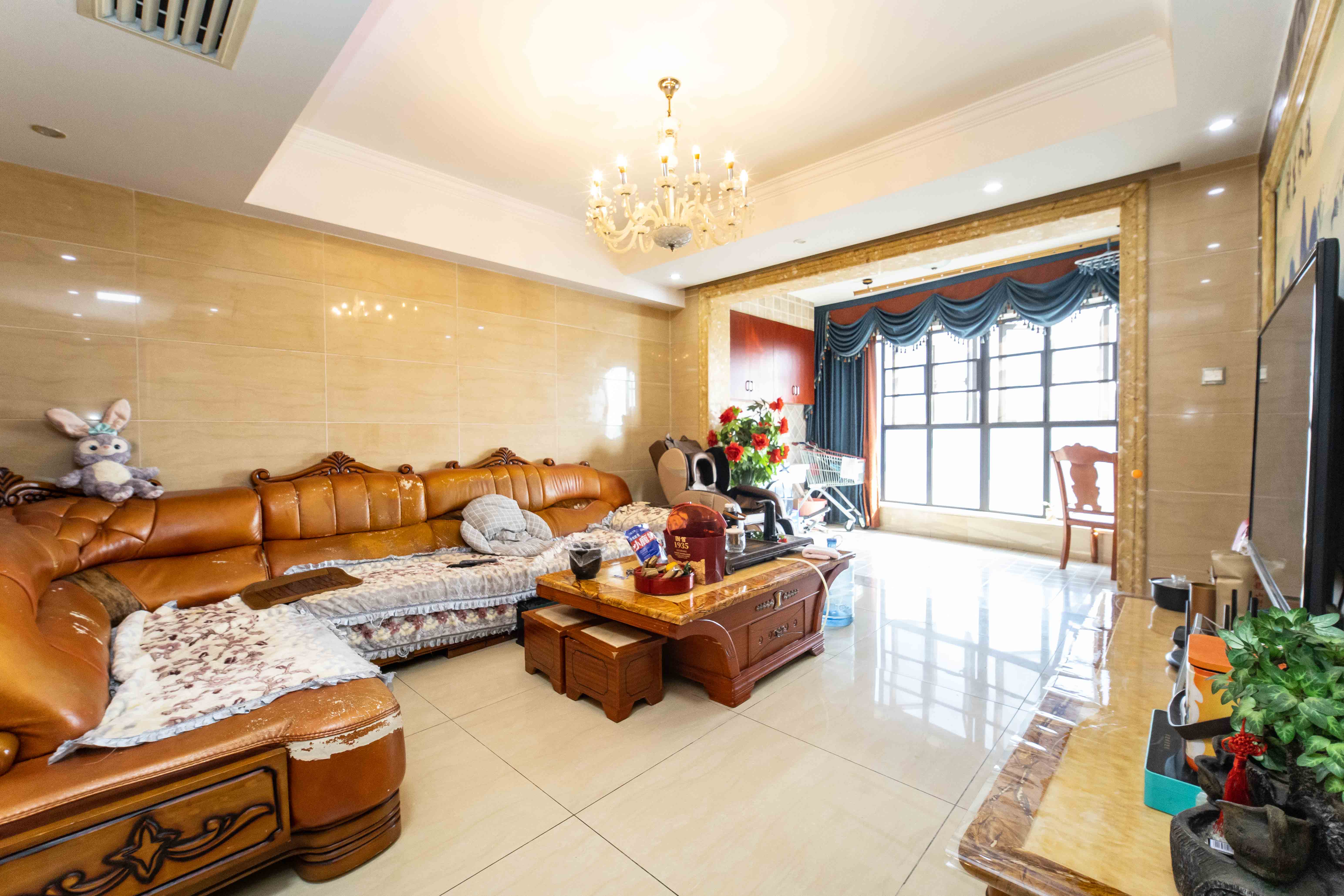 红橡华园(菲莎公馆)  3室2厅2卫    125.0万 红橡华园(菲莎公馆)  3室2厅2卫    125.0万客厅