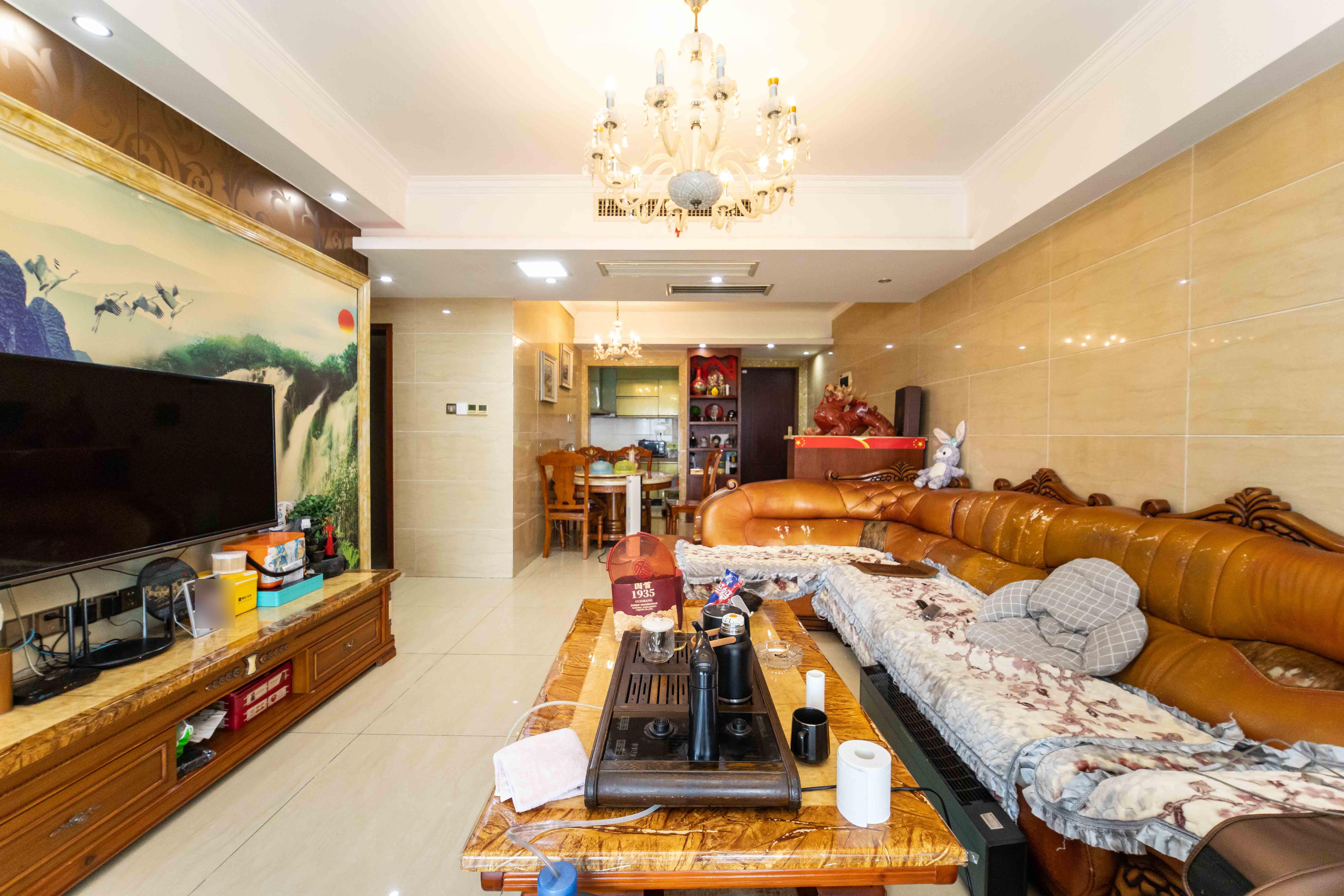 红橡华园(菲莎公馆)  3室2厅2卫    125.0万 红橡华园(菲莎公馆)  3室2厅2卫    125.0万客厅