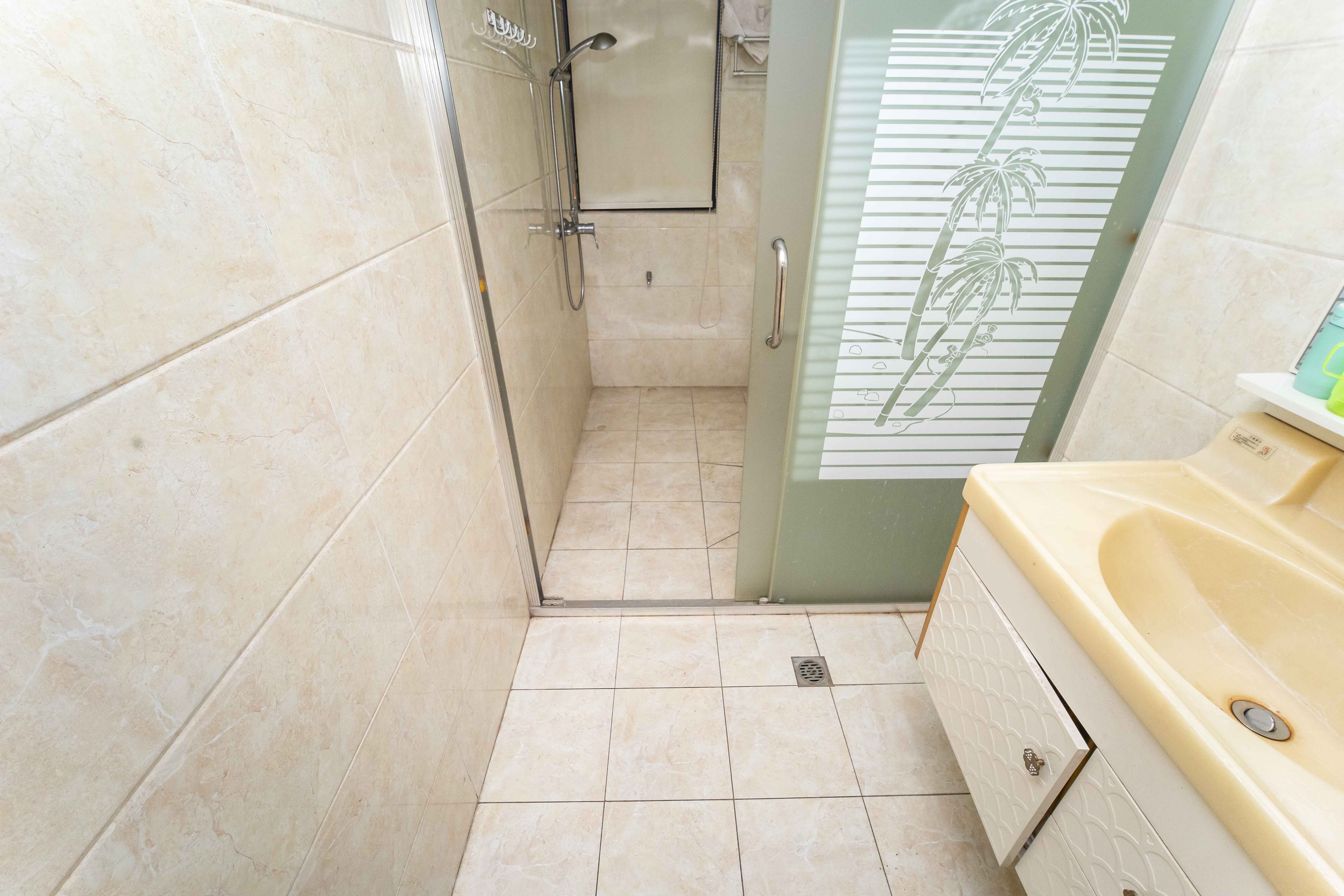 红橡华园(菲莎公馆)  3室2厅2卫    125.0万 红橡华园(菲莎公馆)  3室2厅2卫    125.0万卫生间