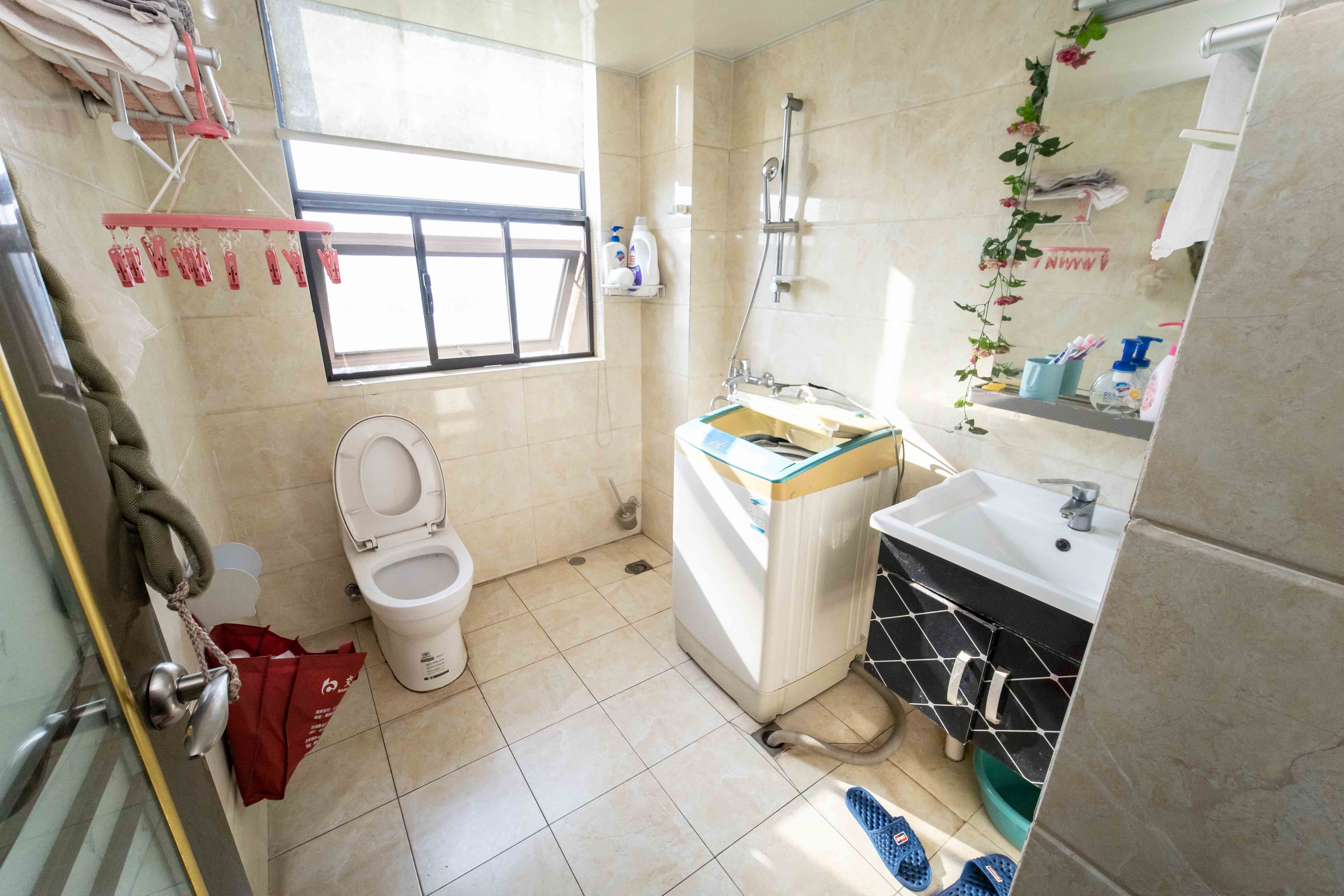 红橡华园(菲莎公馆)  3室2厅2卫    125.0万 红橡华园(菲莎公馆)  3室2厅2卫    125.0万卫生间