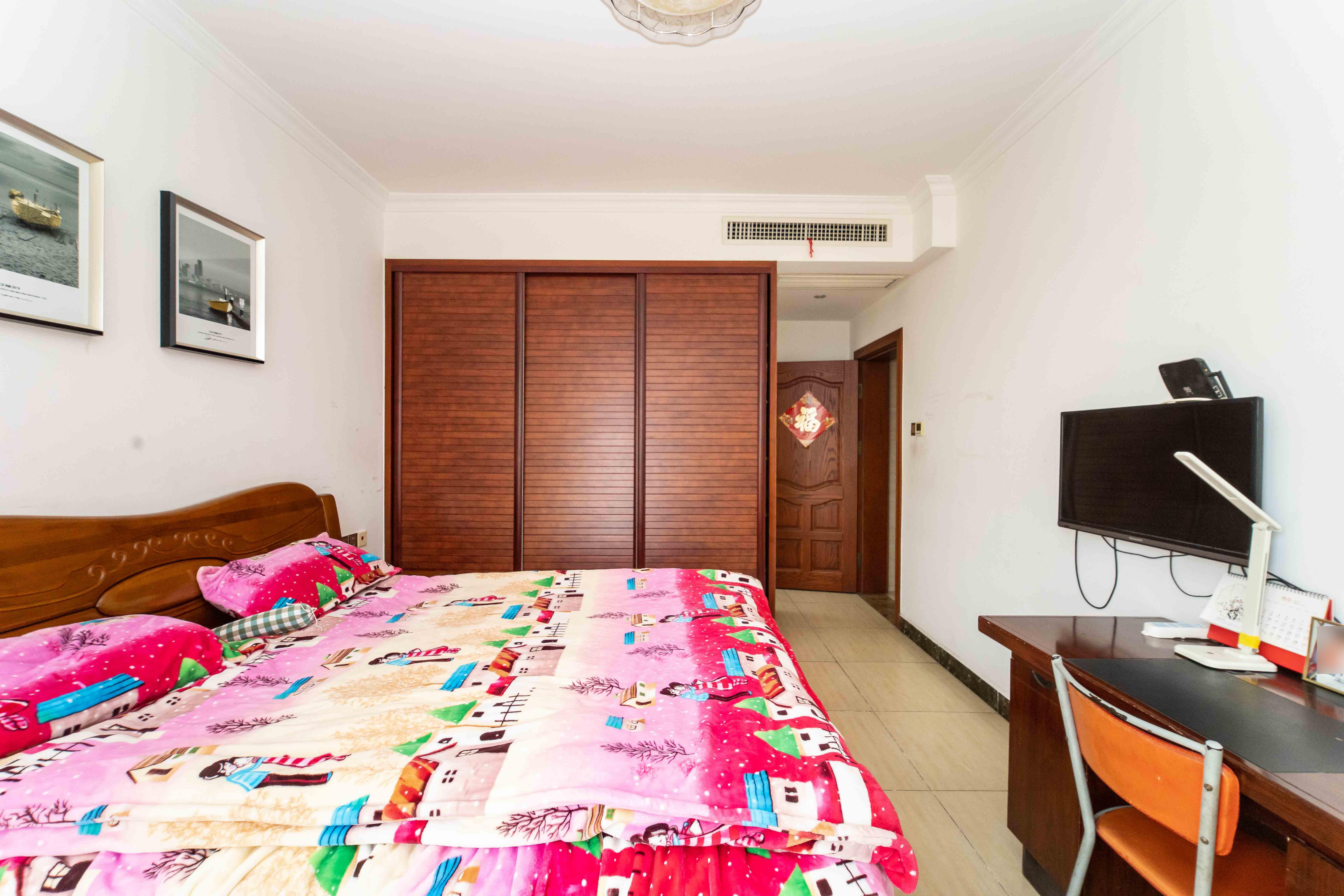 红橡华园(菲莎公馆)  3室2厅2卫    125.0万 红橡华园(菲莎公馆)  3室2厅2卫    125.0万卧室