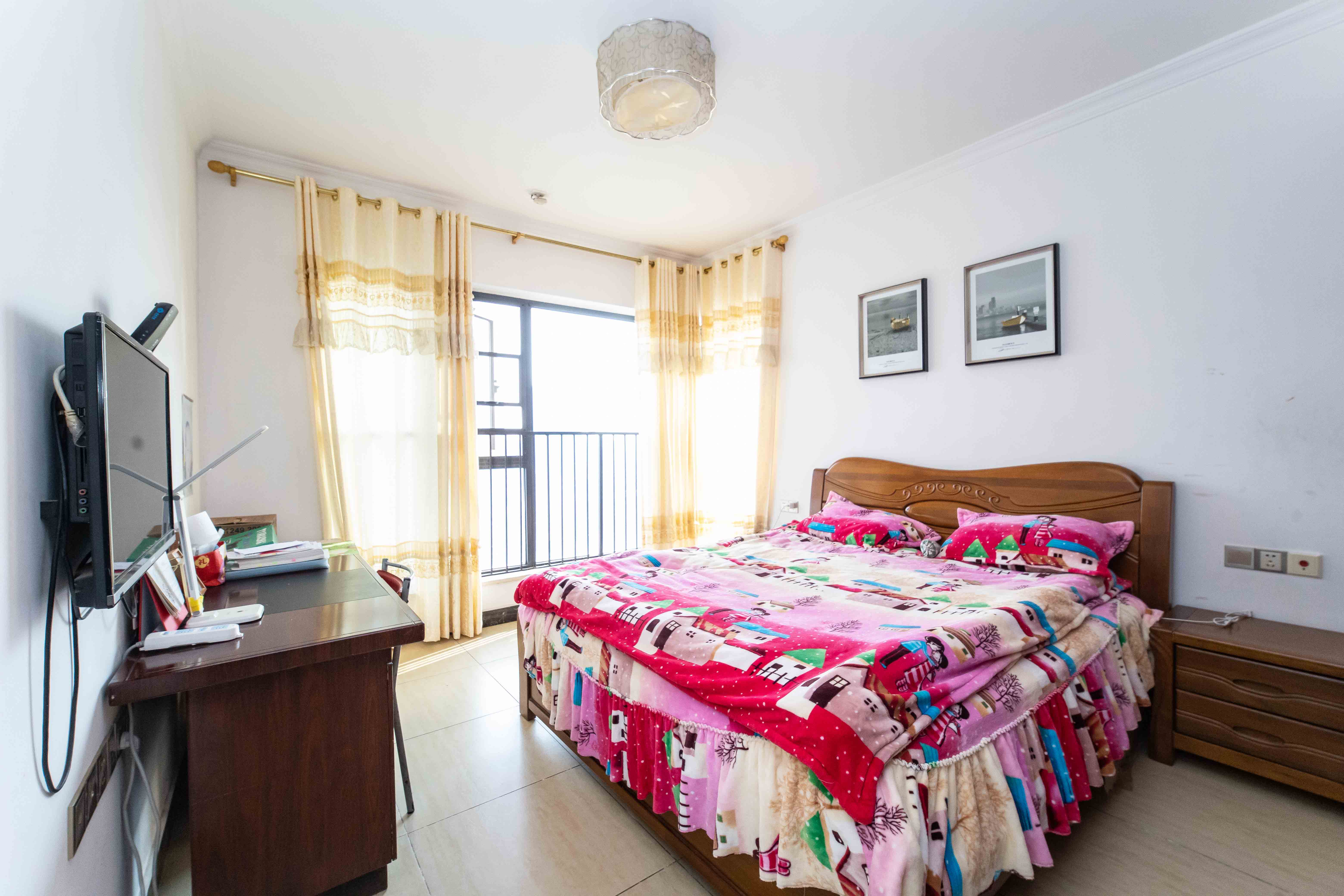 红橡华园(菲莎公馆)  3室2厅2卫    125.0万 红橡华园(菲莎公馆)  3室2厅2卫    125.0万卧室