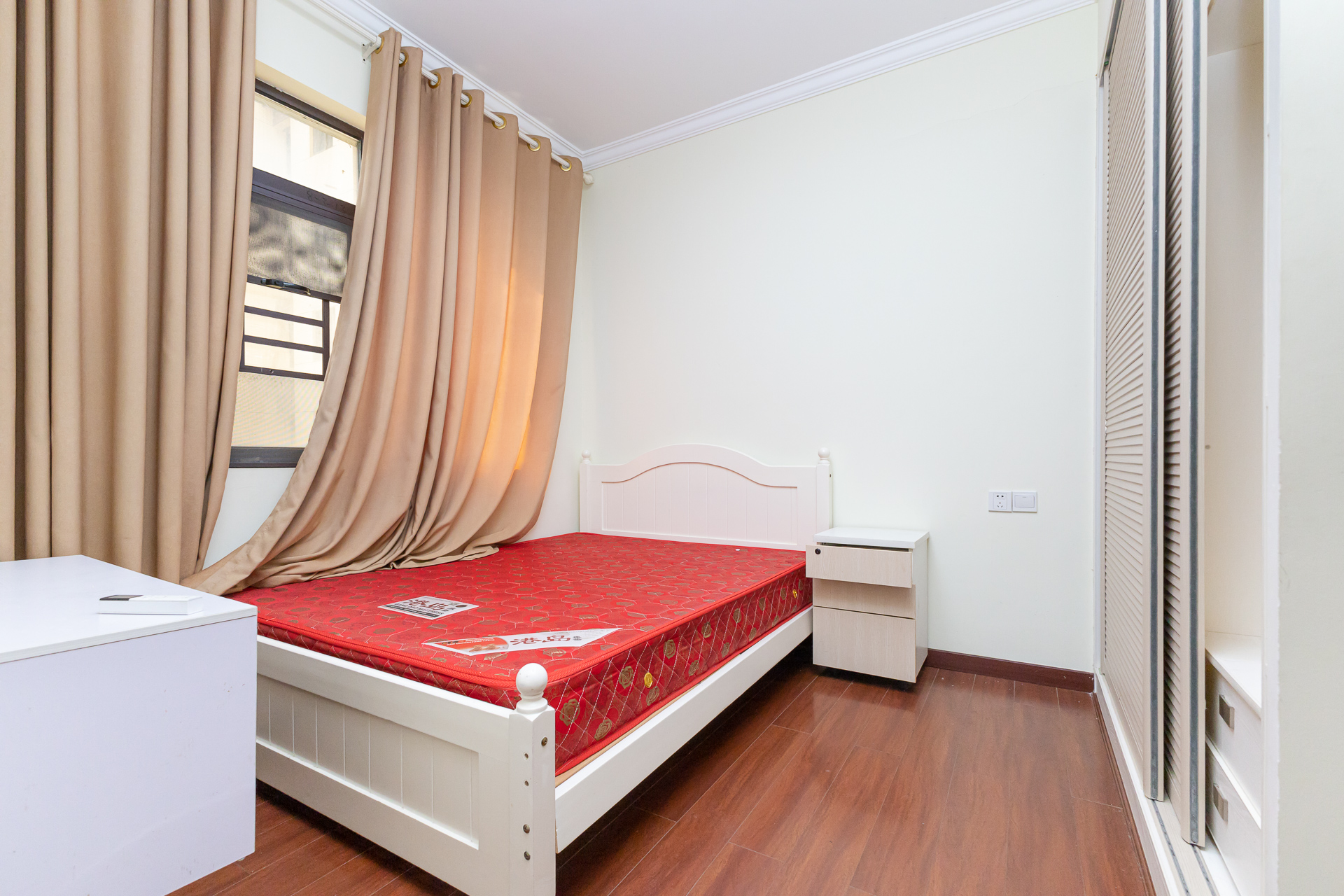 乾源国际 3室2厅1卫 65.0万 乾源国际 3室2厅1卫 65.0万卧室