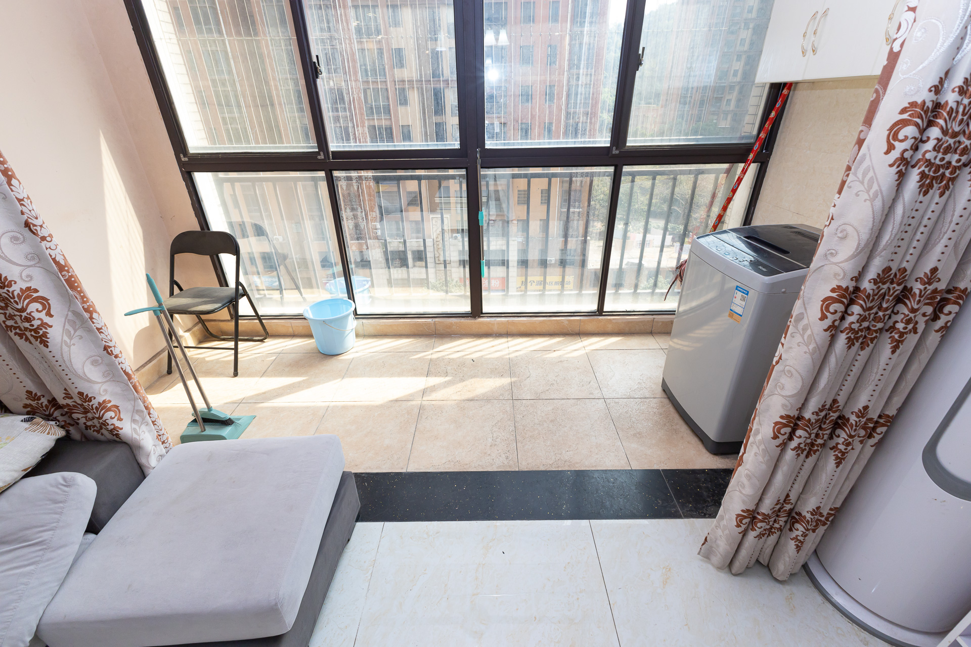 乾源国际 3室2厅1卫 65.0万 乾源国际 3室2厅1卫 65.0万阳台