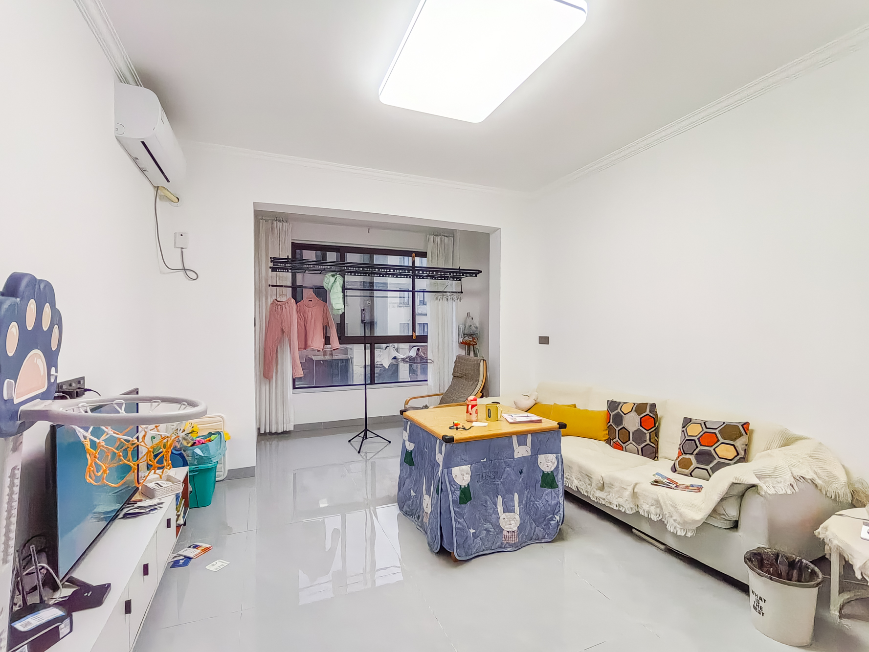 艾美潇湘 3室2厅1卫 65.0万 艾美潇湘 3室2厅1卫 65.0万客厅