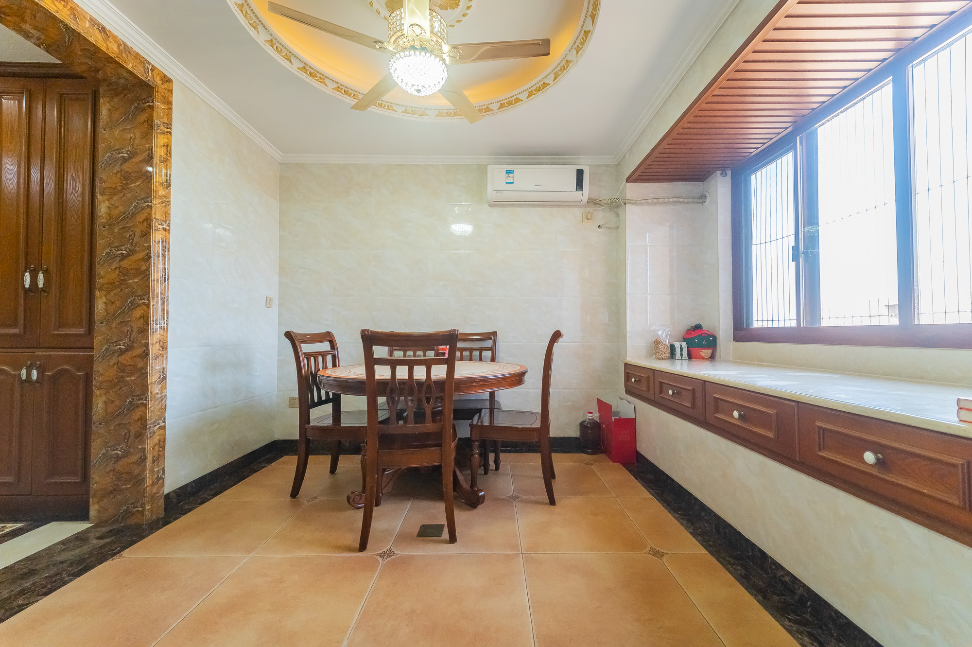 华润凤凰城三期 5室2厅3卫 185.0万 华润凤凰城三期 5室2厅3卫 185.0万其他