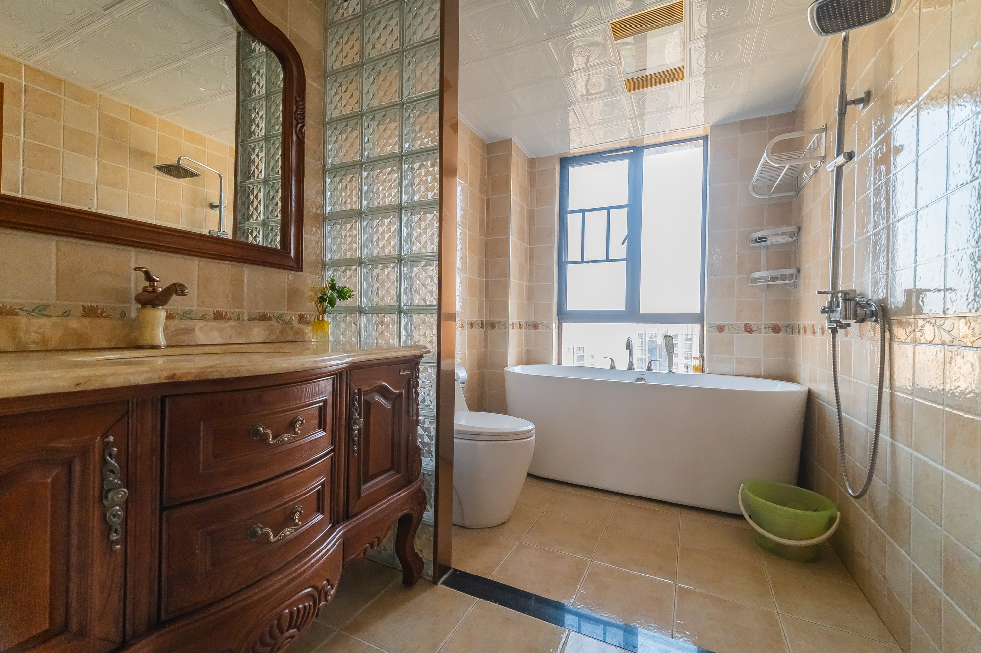 华润凤凰城三期 5室2厅3卫 185.0万 华润凤凰城三期 5室2厅3卫 185.0万卫生间