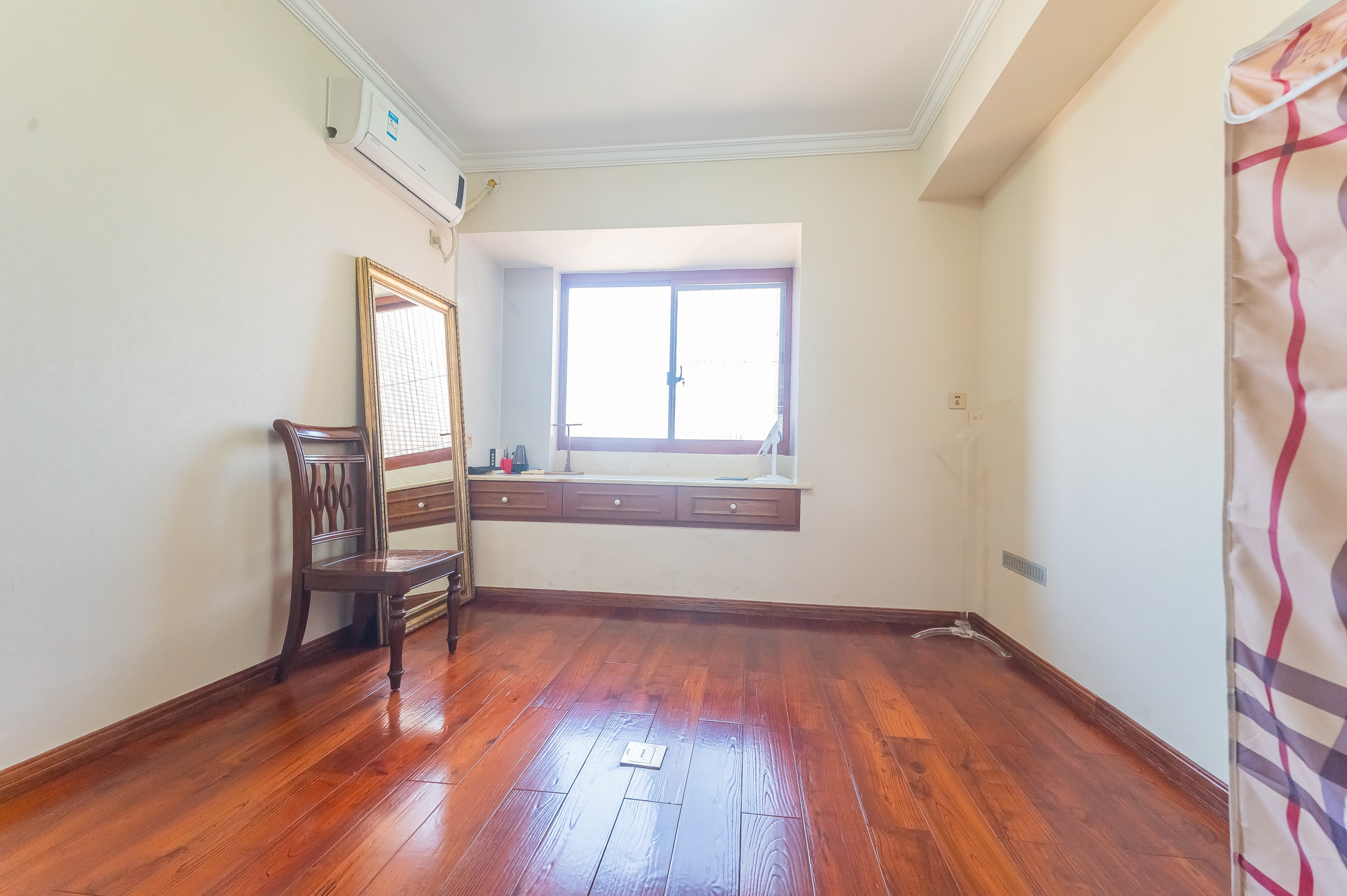 华润凤凰城三期 5室2厅3卫 185.0万 华润凤凰城三期 5室2厅3卫 185.0万卧室