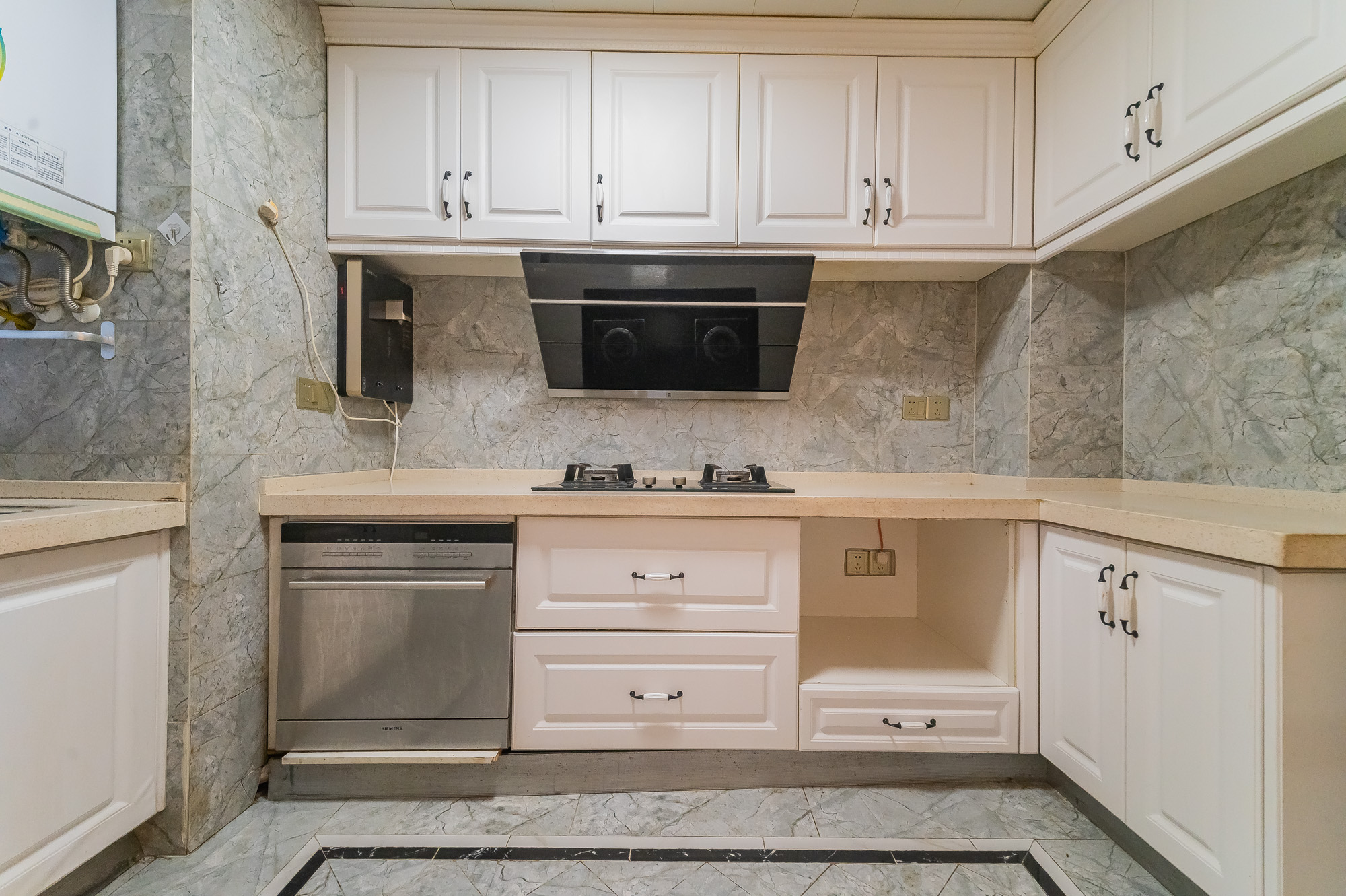 星湖湾一期高层  4室2厅2卫    130.0万 星湖湾一期高层  4室2厅2卫    130.0万厨房