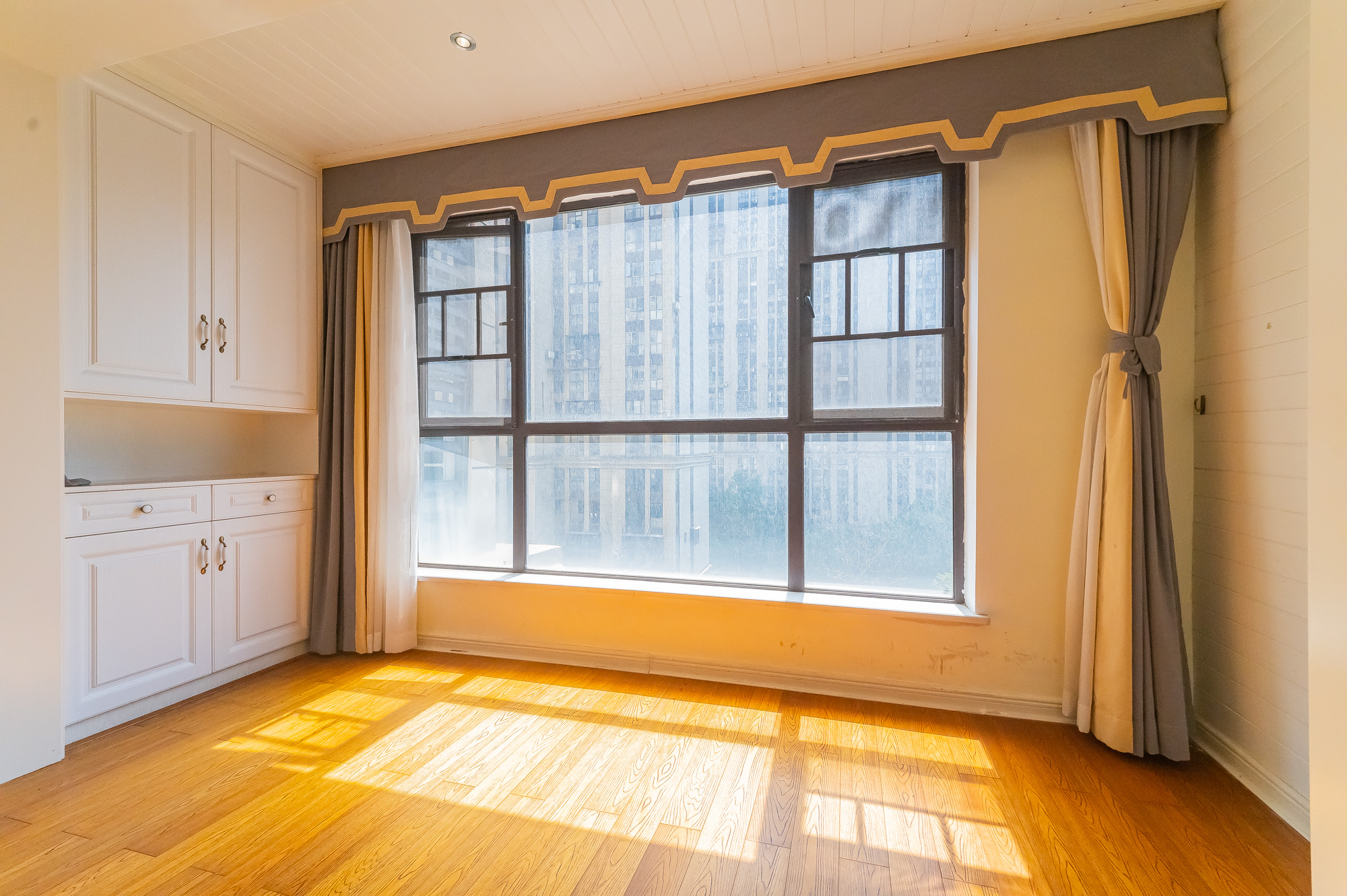 星湖湾一期高层  4室2厅2卫    130.0万 星湖湾一期高层  4室2厅2卫    130.0万阳台