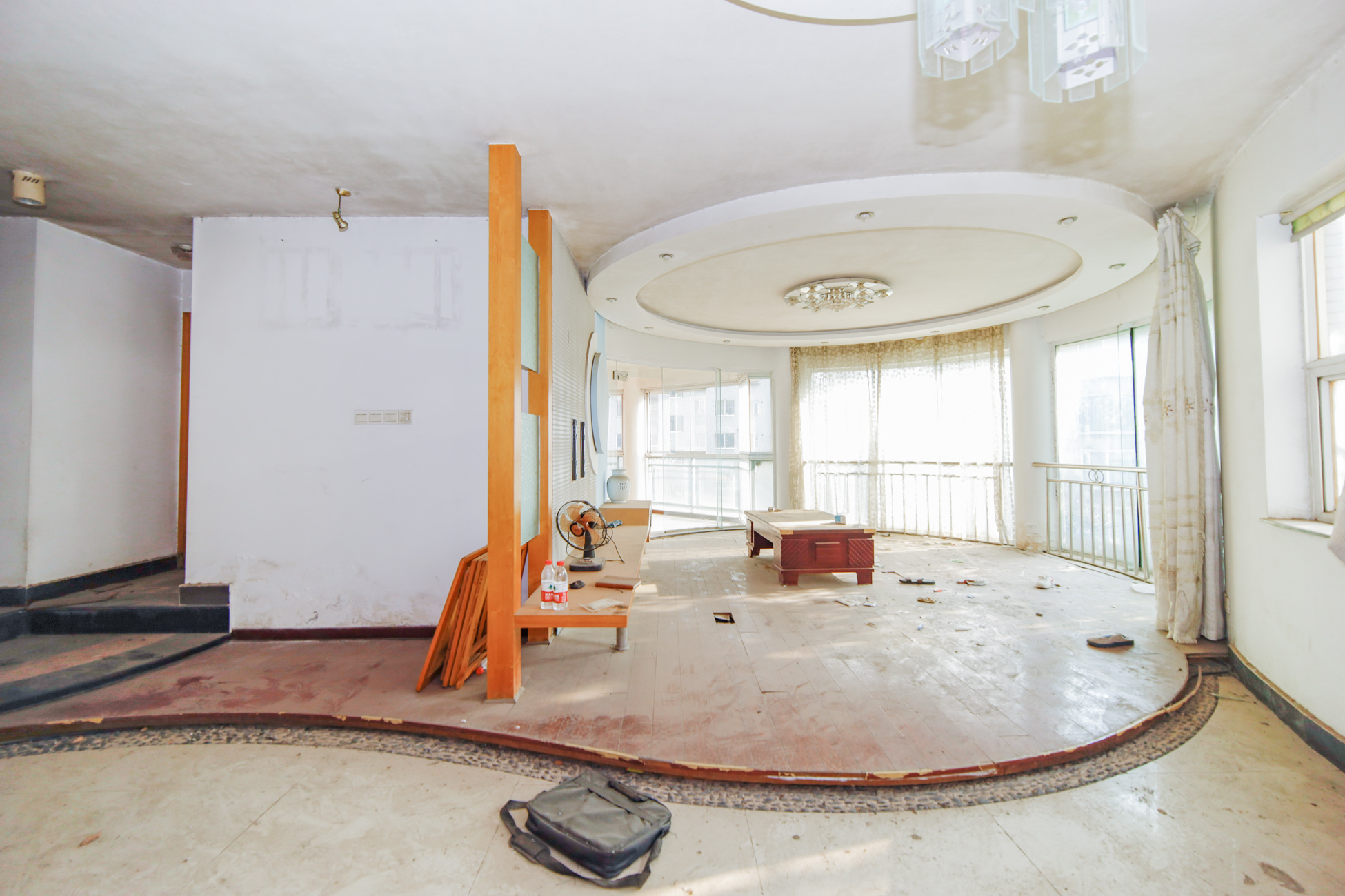 中建桂苑  4室2厅1卫   122.00万客厅