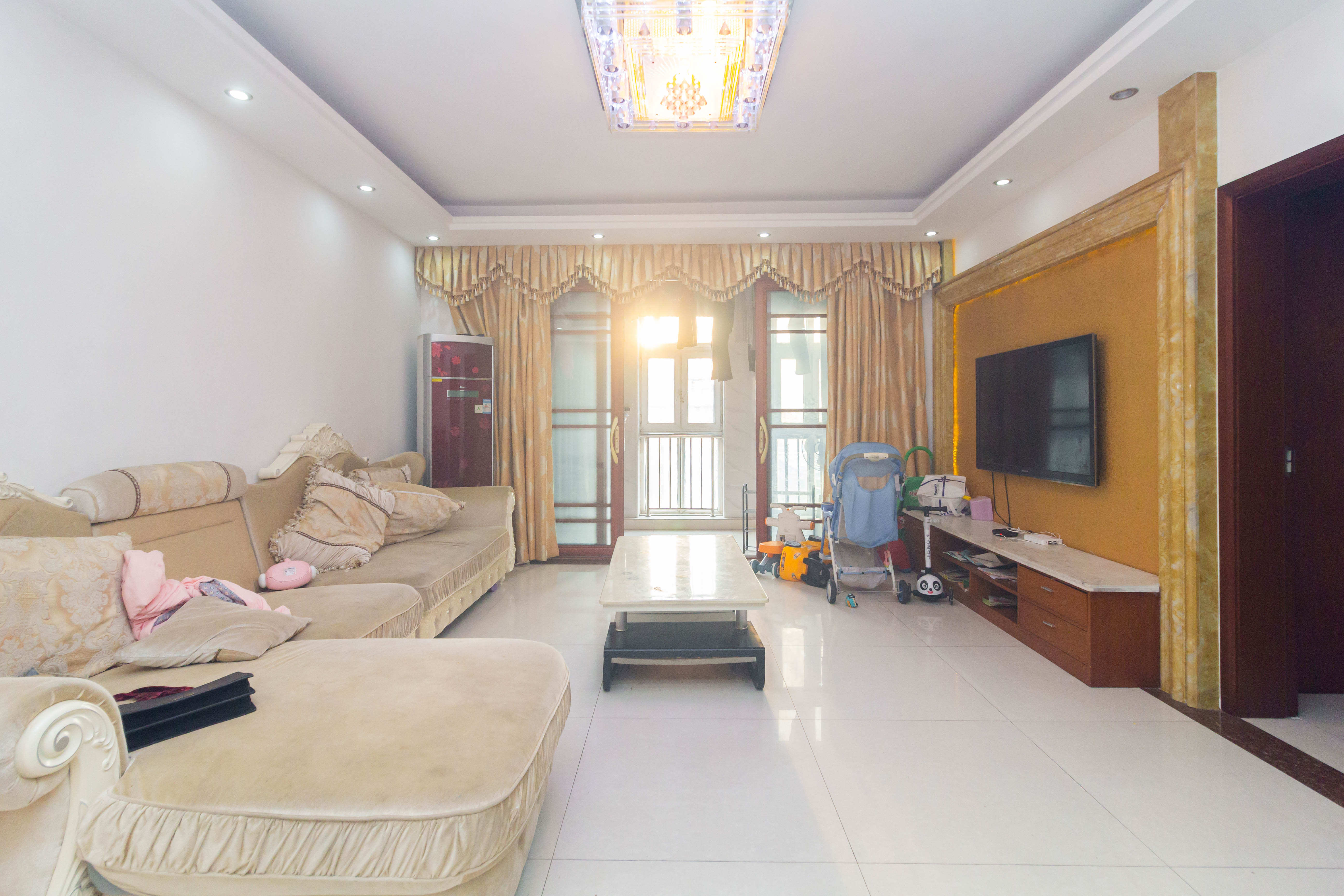 明天一城  3室2厅1卫    88.0万 明天一城  3室2厅1卫    88.0万客厅