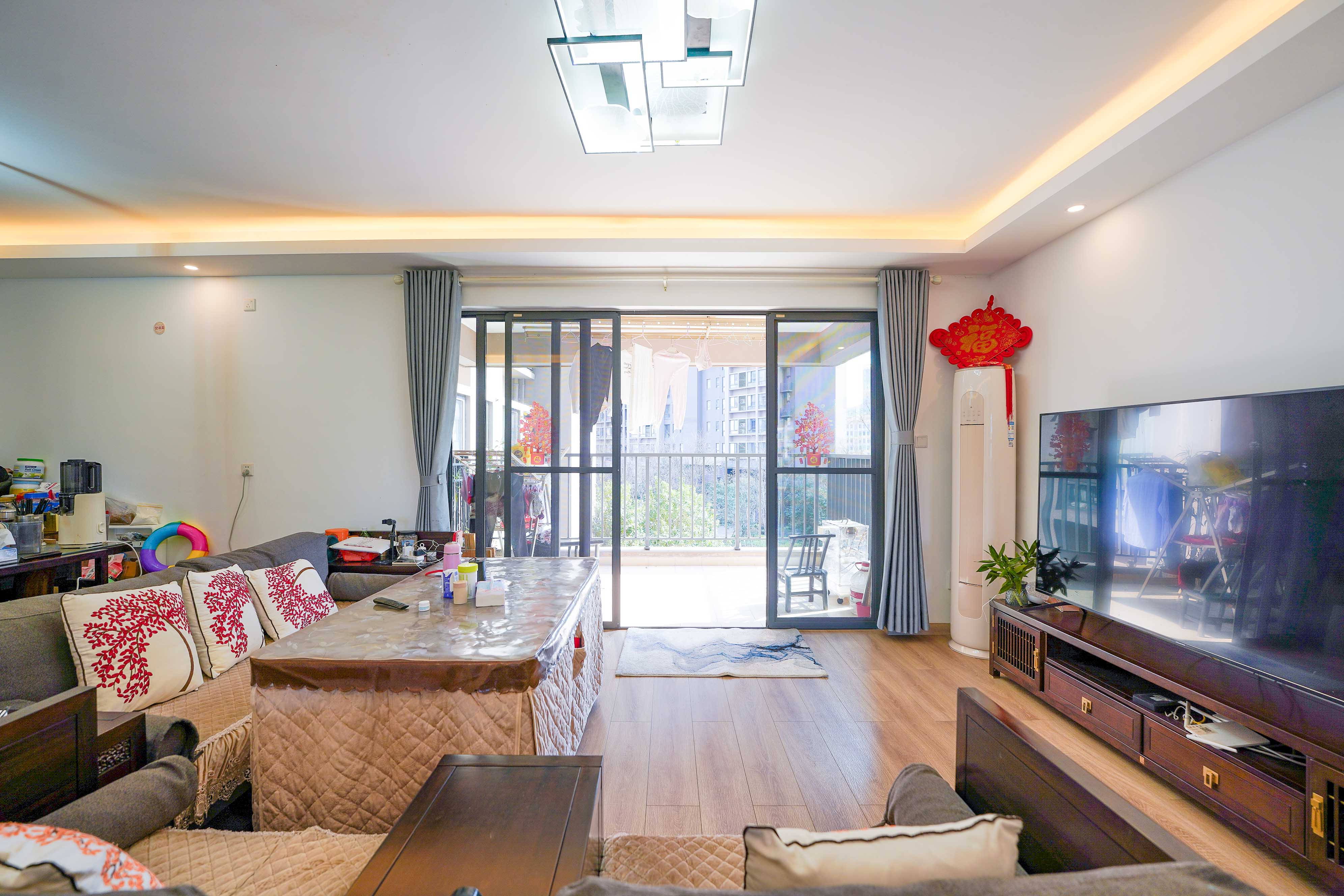 汇金城/嘉华城（二期、三期）  4室2厅2卫    138.0万客厅