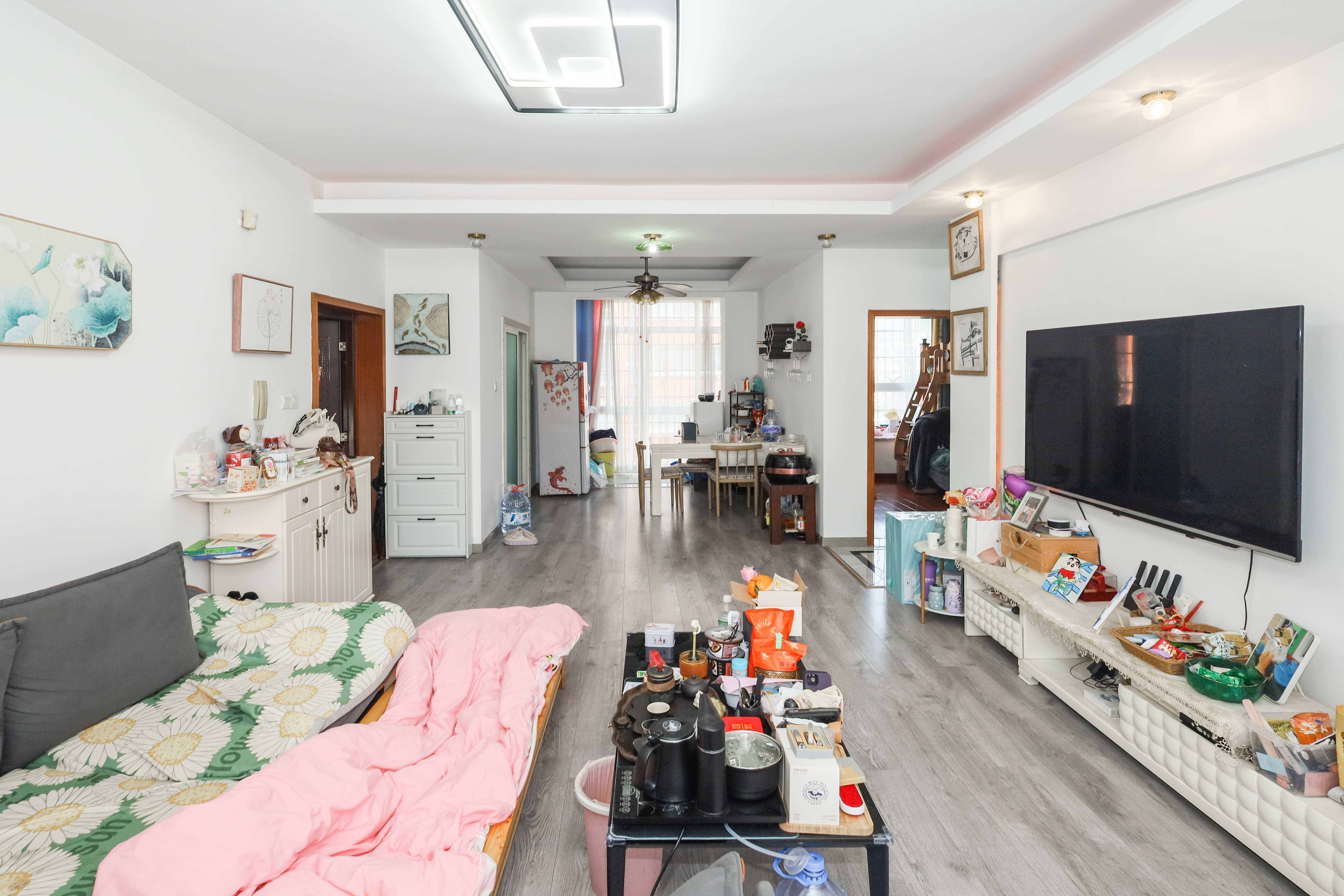 山水英伦  2室2厅1卫   62.00万客厅