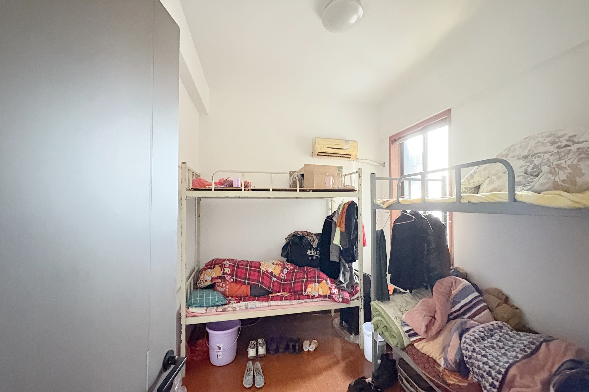 长宝1667  3室2厅2卫   148.00万卧室