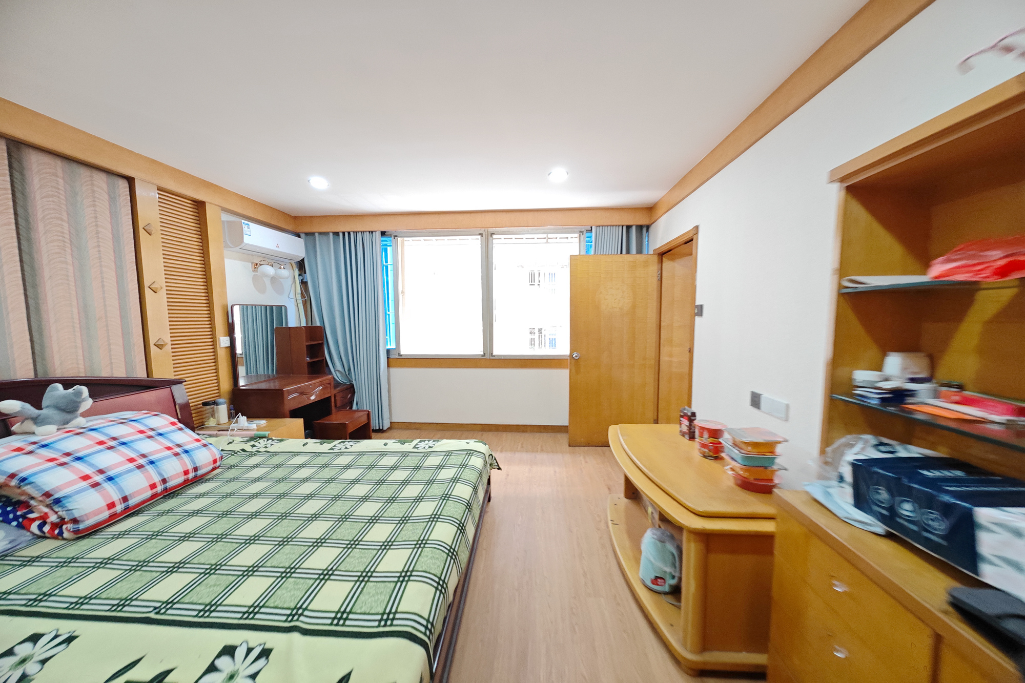 中意花苑  3室2厅2卫   92.00万卧室