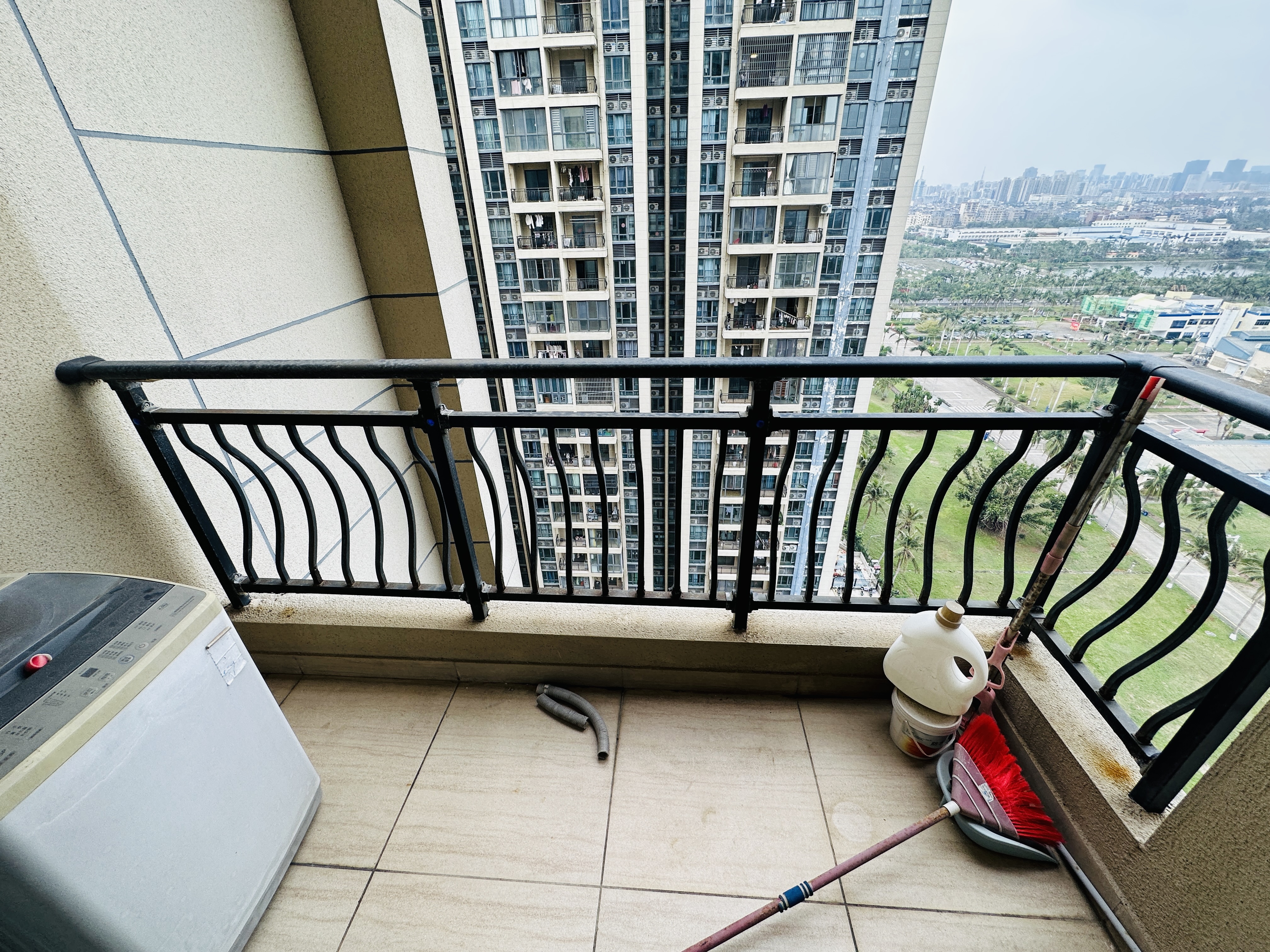 碧桂园一、二期(中央首府) 1室1厅1卫 59.0万 碧桂园一、二期(中央首府) 1室1厅1卫 59.0万阳台