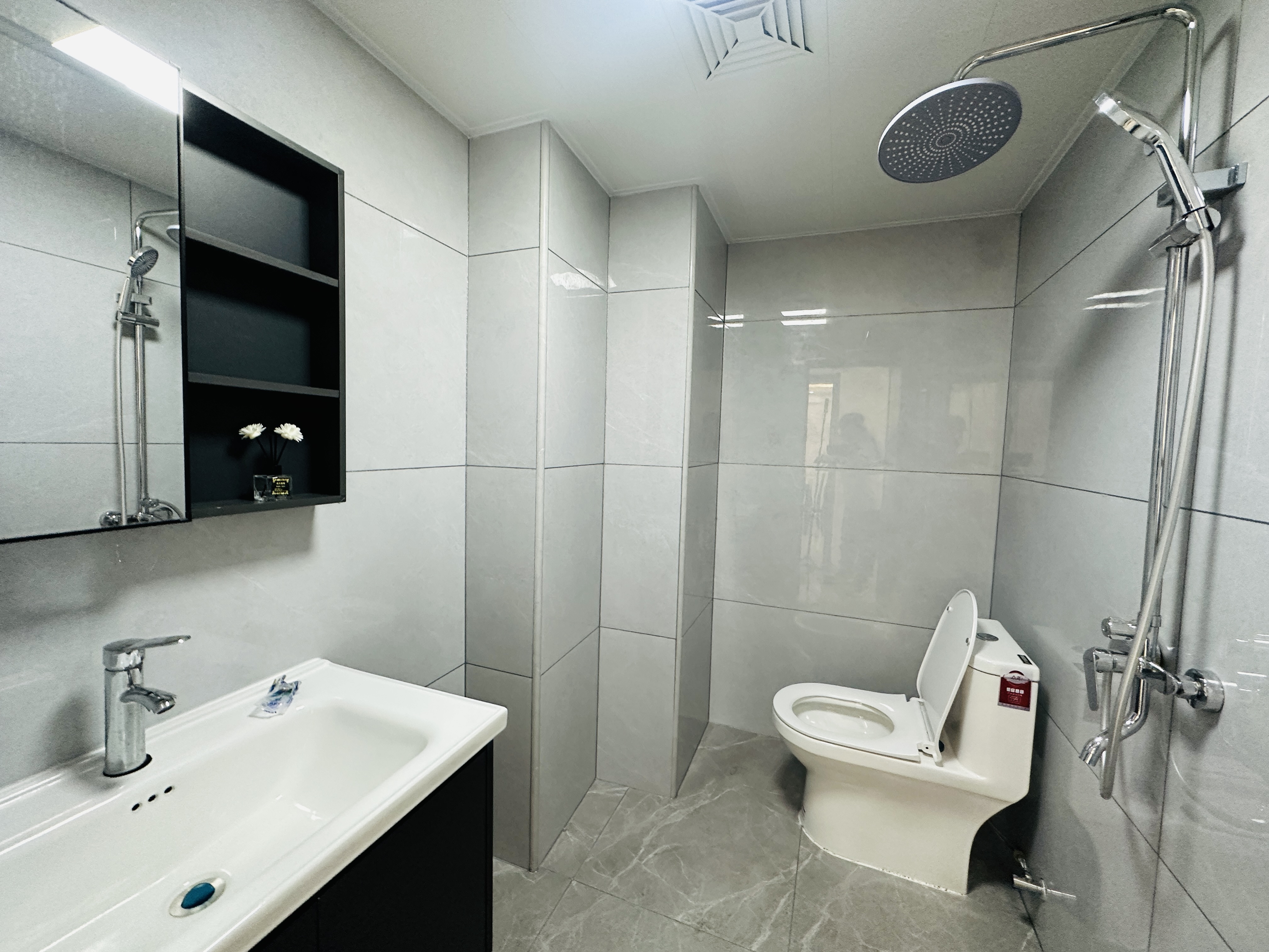 金山小区 3室2厅2卫 119.0万 金山小区 3室2厅2卫 119.0万卫生间