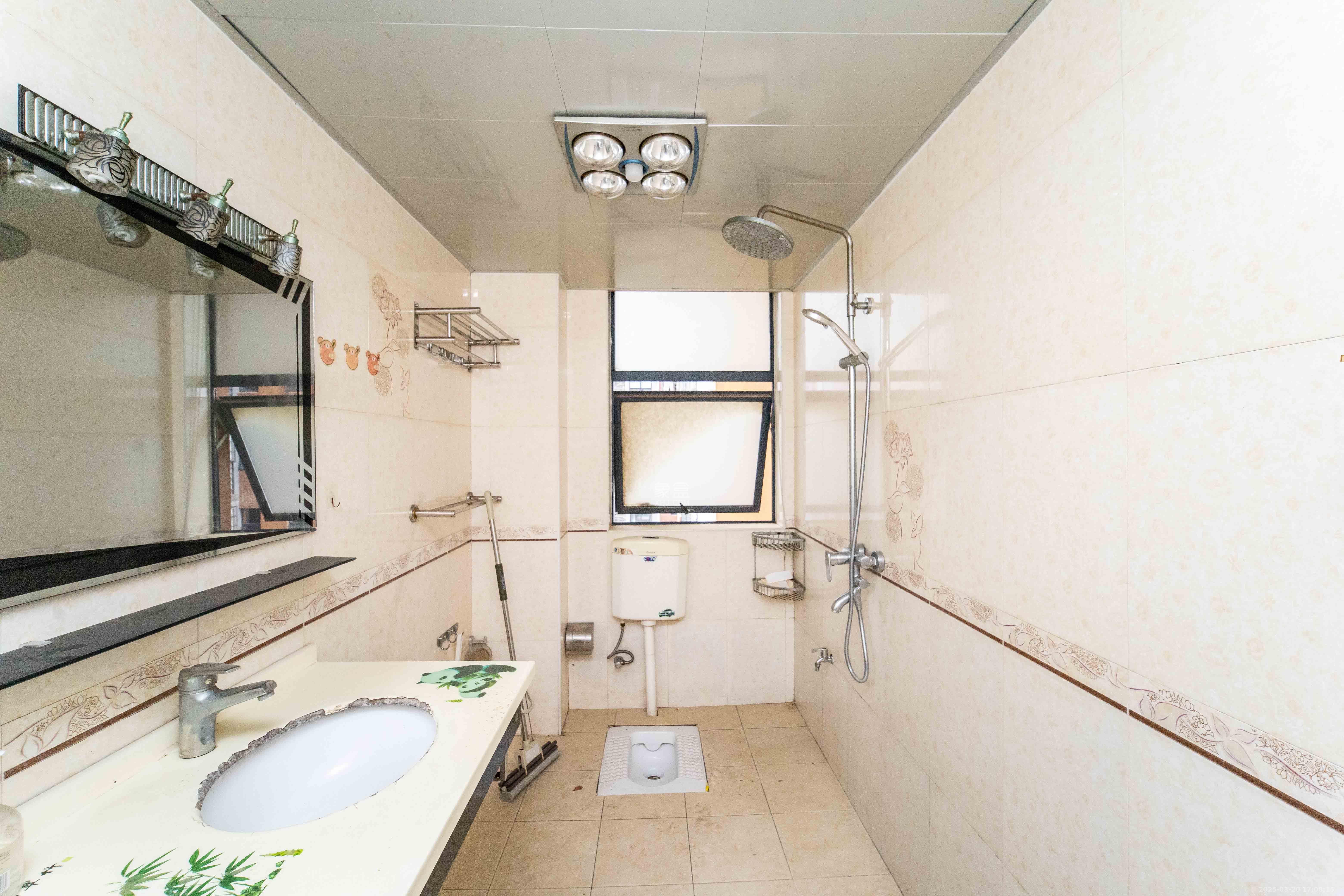 山水华景  2室2厅1卫   2400.00元/月室内图