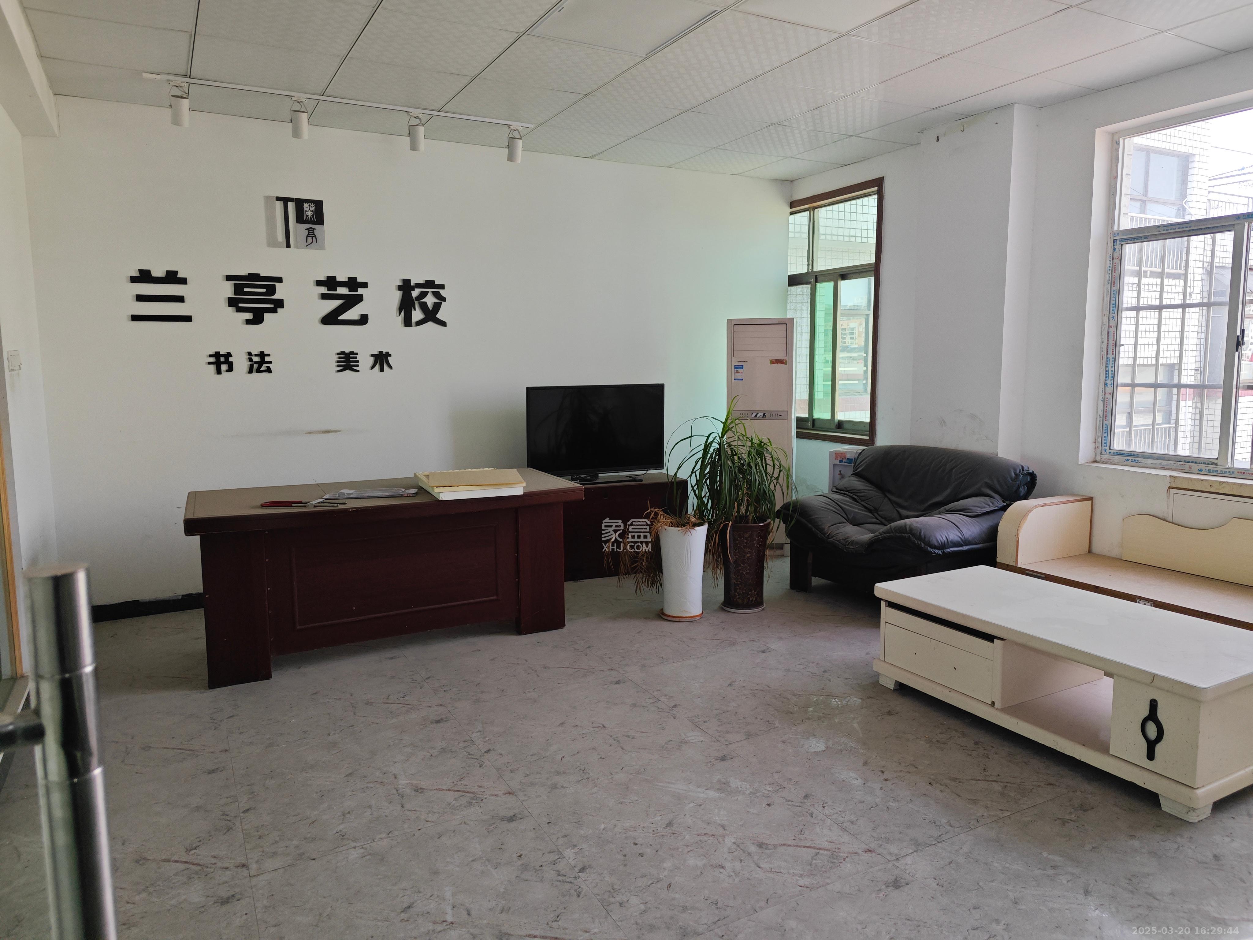 影珠山大厦 3室2厅1卫 2800.0元/月 影珠山大厦 3室2厅1卫 2800.0元/月室内图