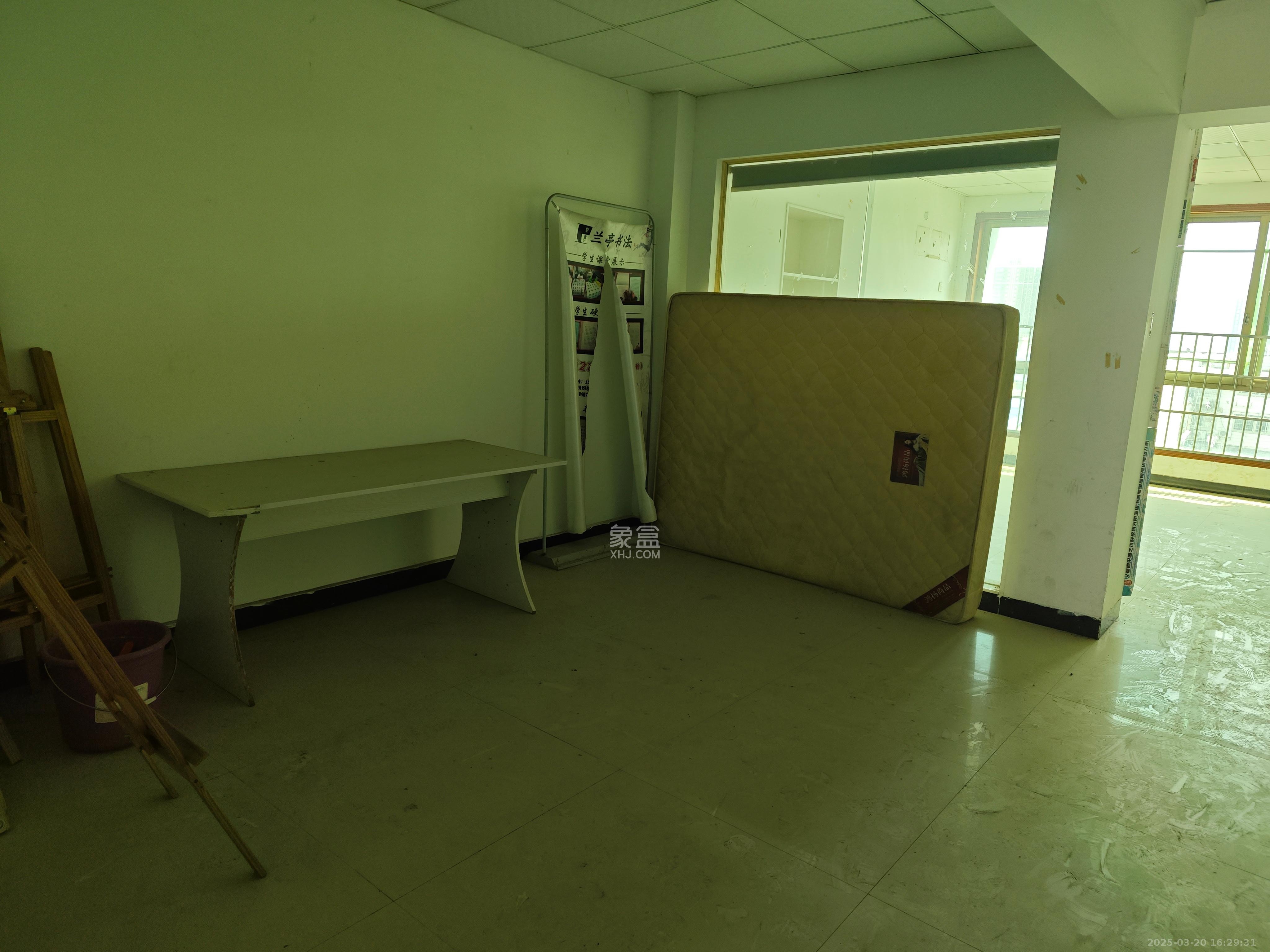 影珠山大厦 3室2厅1卫 2800.0元/月 影珠山大厦 3室2厅1卫 2800.0元/月室内图