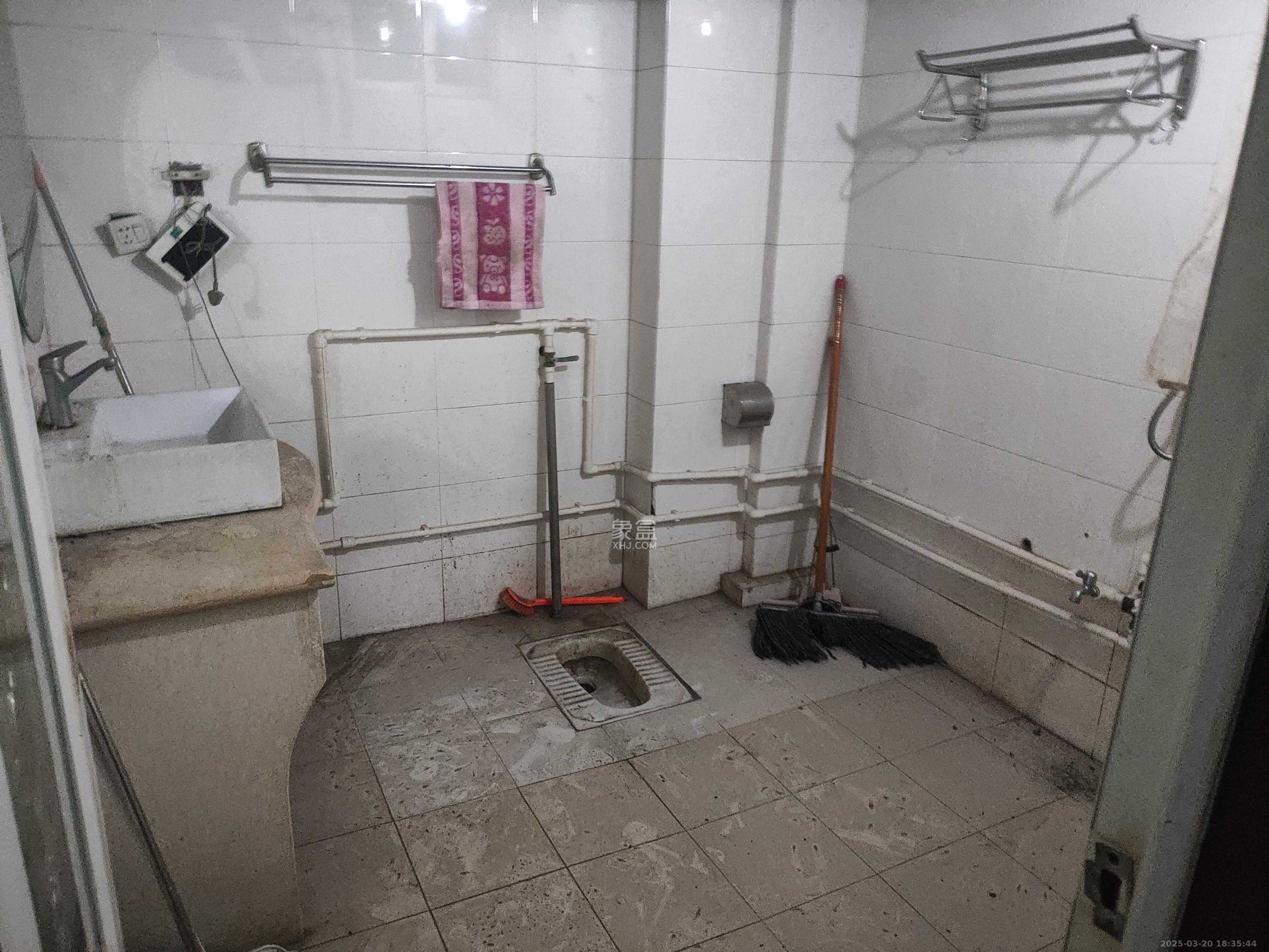 中南汽车世界 3室2厅1卫 1400.0元/月 中南汽车世界 3室2厅1卫 1400.0元/月室内图