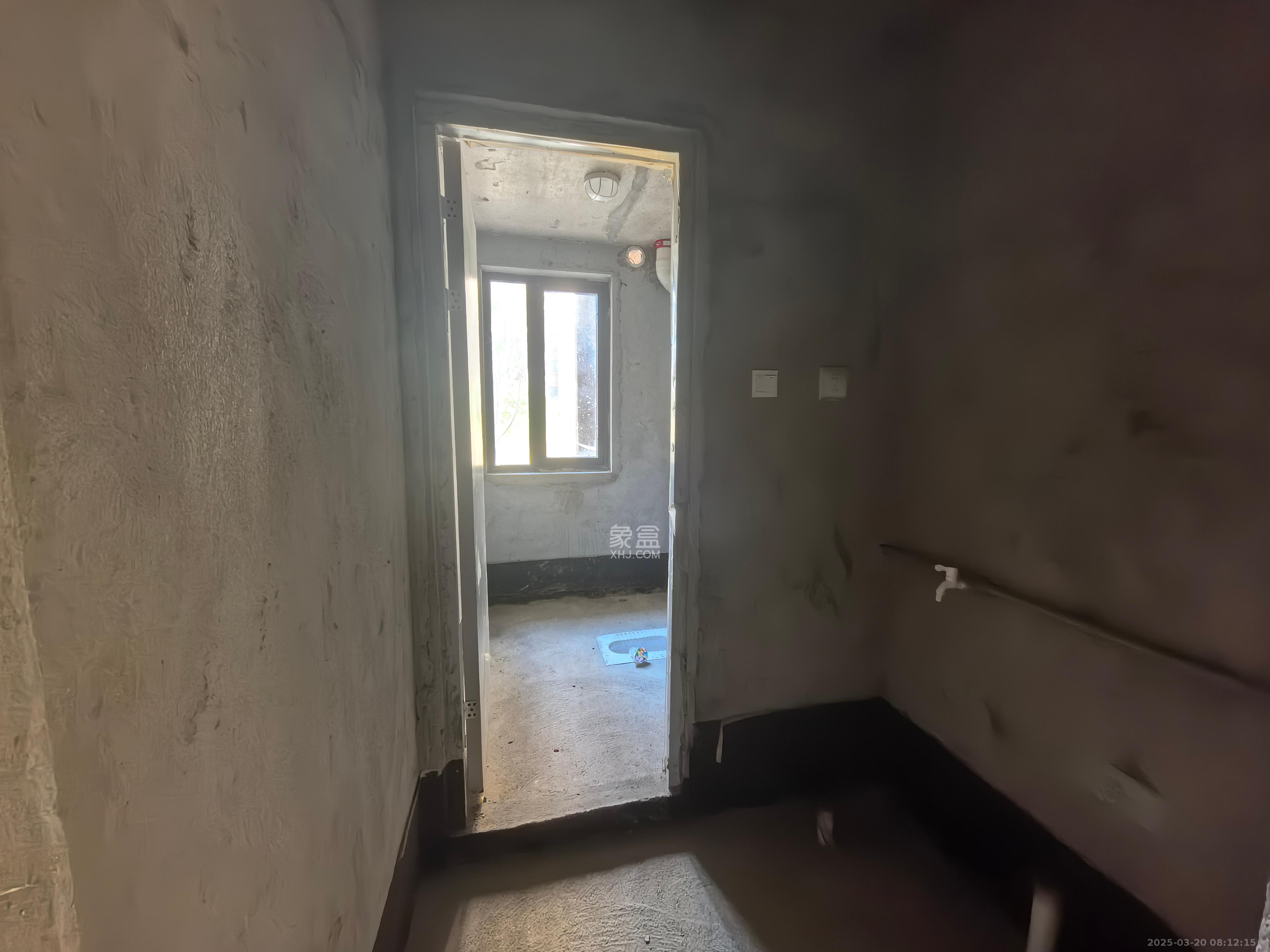 和景家园一期  3室2厅2卫    1000.0元/月 和景家园一期  3室2厅2卫    1000.0元/月室内图1