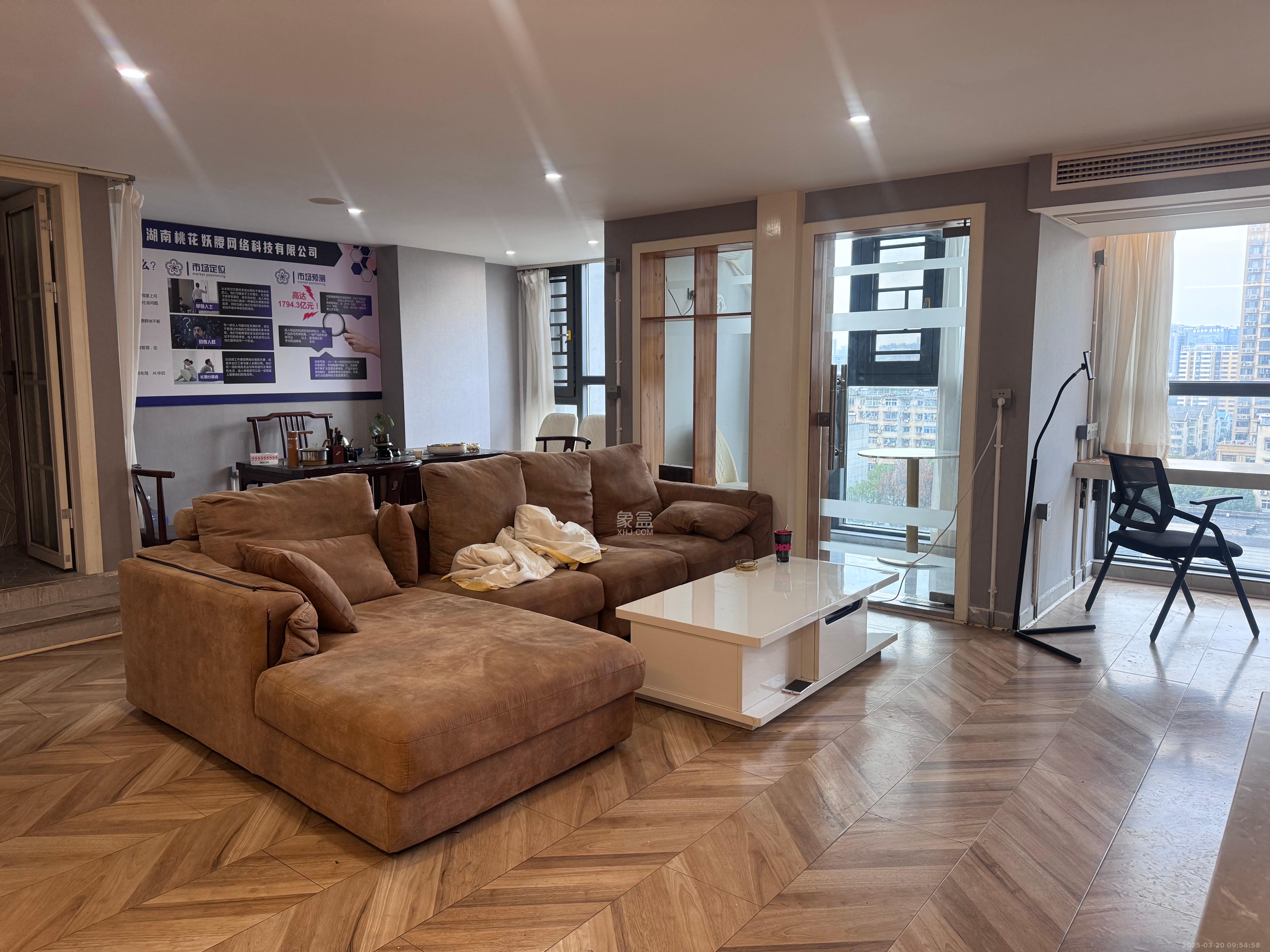 裕天国际商汇中心 1室0厅0卫 3500.0元/月 裕天国际商汇中心 1室0厅0卫 3500.0元/月室内图