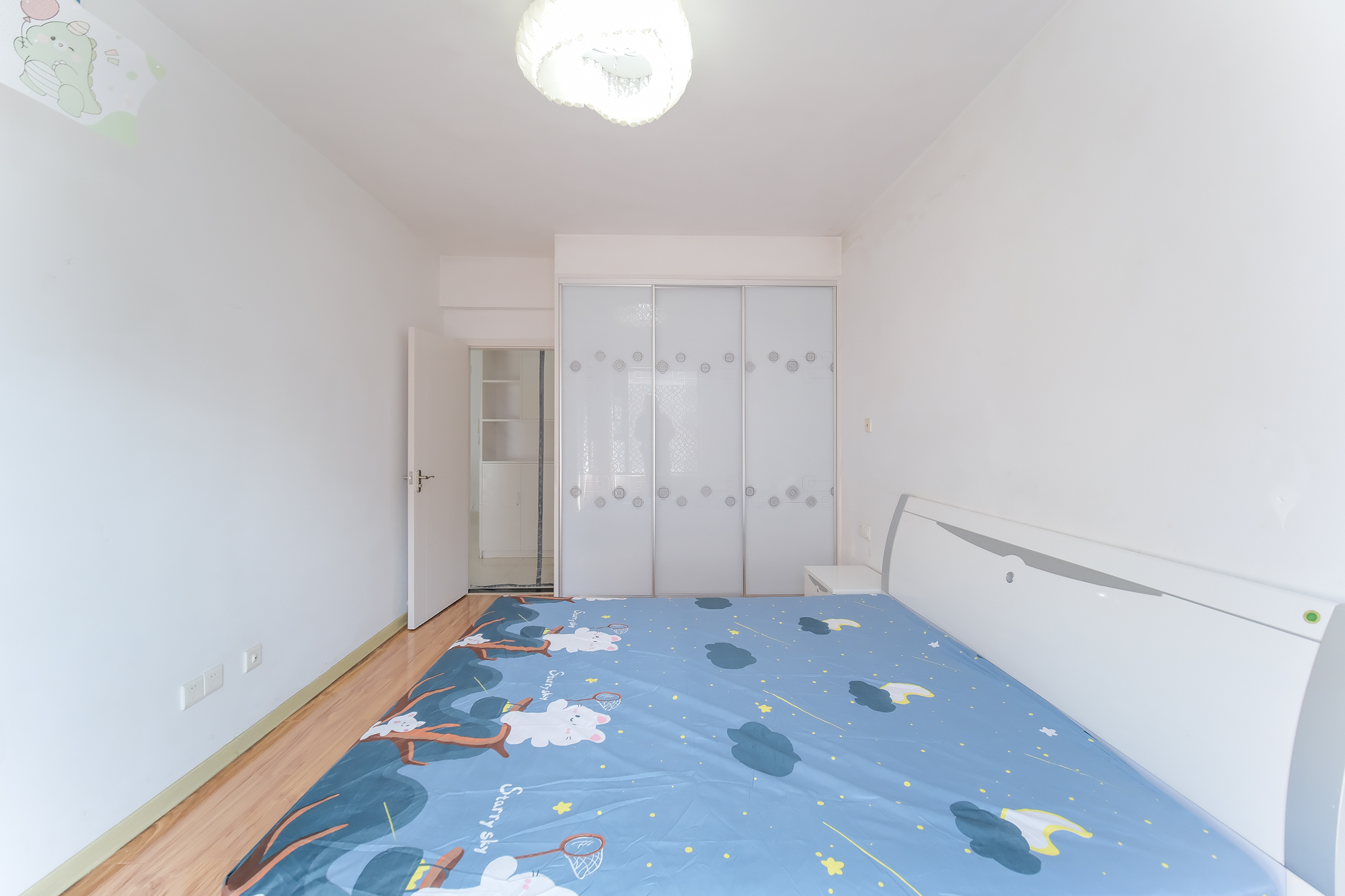 三一街区  2室1厅1卫   67.00万卧室