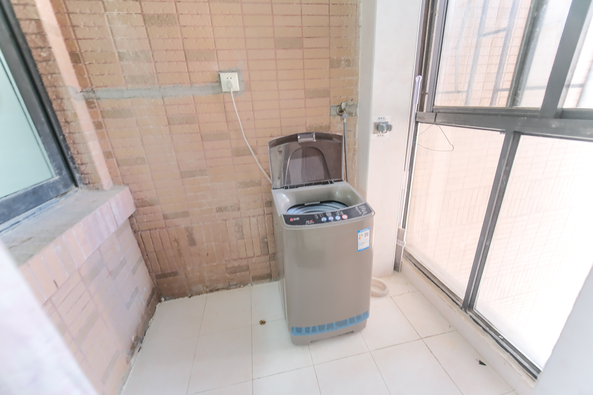 三一街区  2室1厅1卫   67.00万阳台