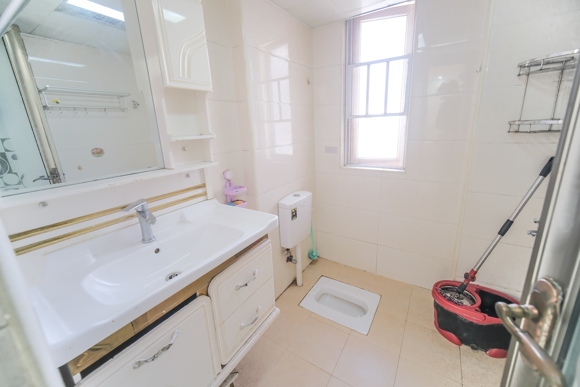 保利香槟国际  3室2厅1卫    68.0万 保利香槟国际  3室2厅1卫    68.0万卫生间